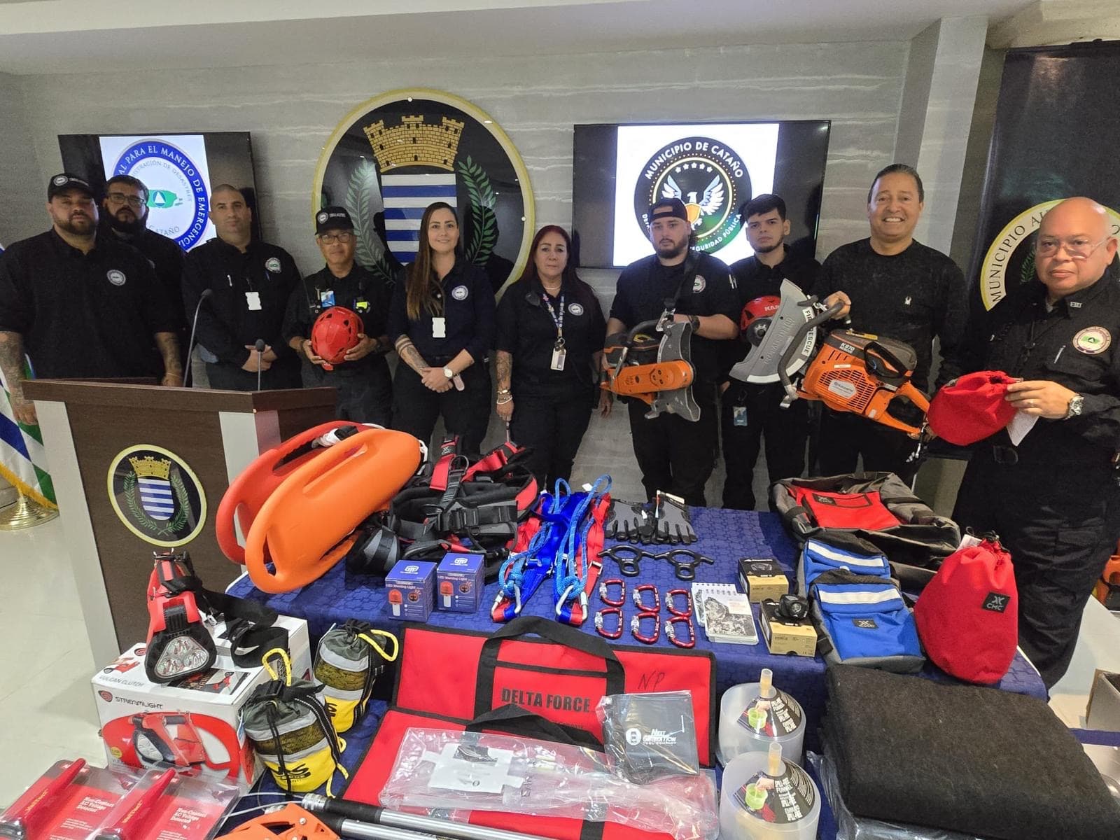 Alcalde de Cataño entrega nuevo equipo a la Oficina Municipal para el Manejo de Emergencias