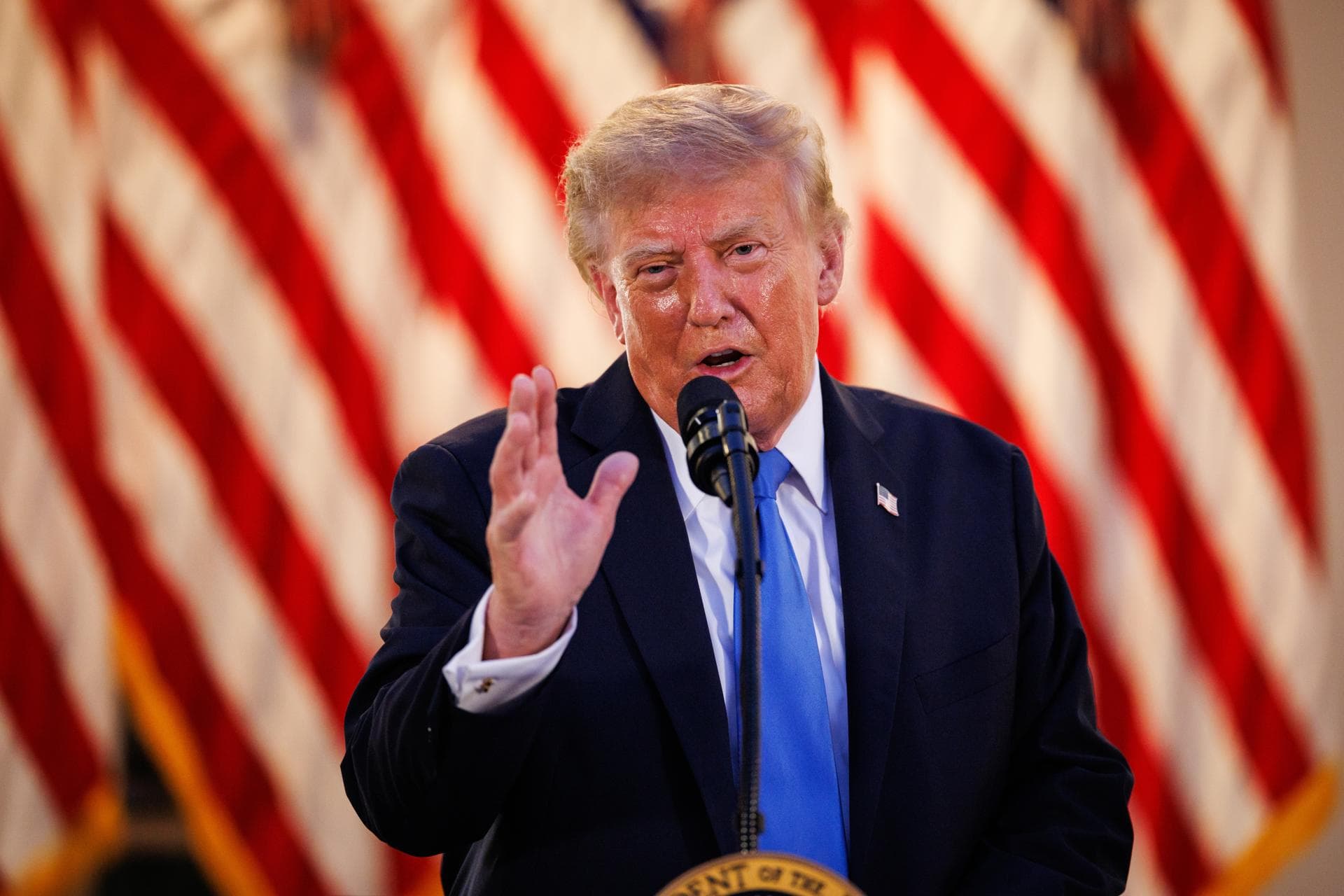 Trump amenaza con cortar comercio con países que tienen superávit si no se bajan los tipos de interés