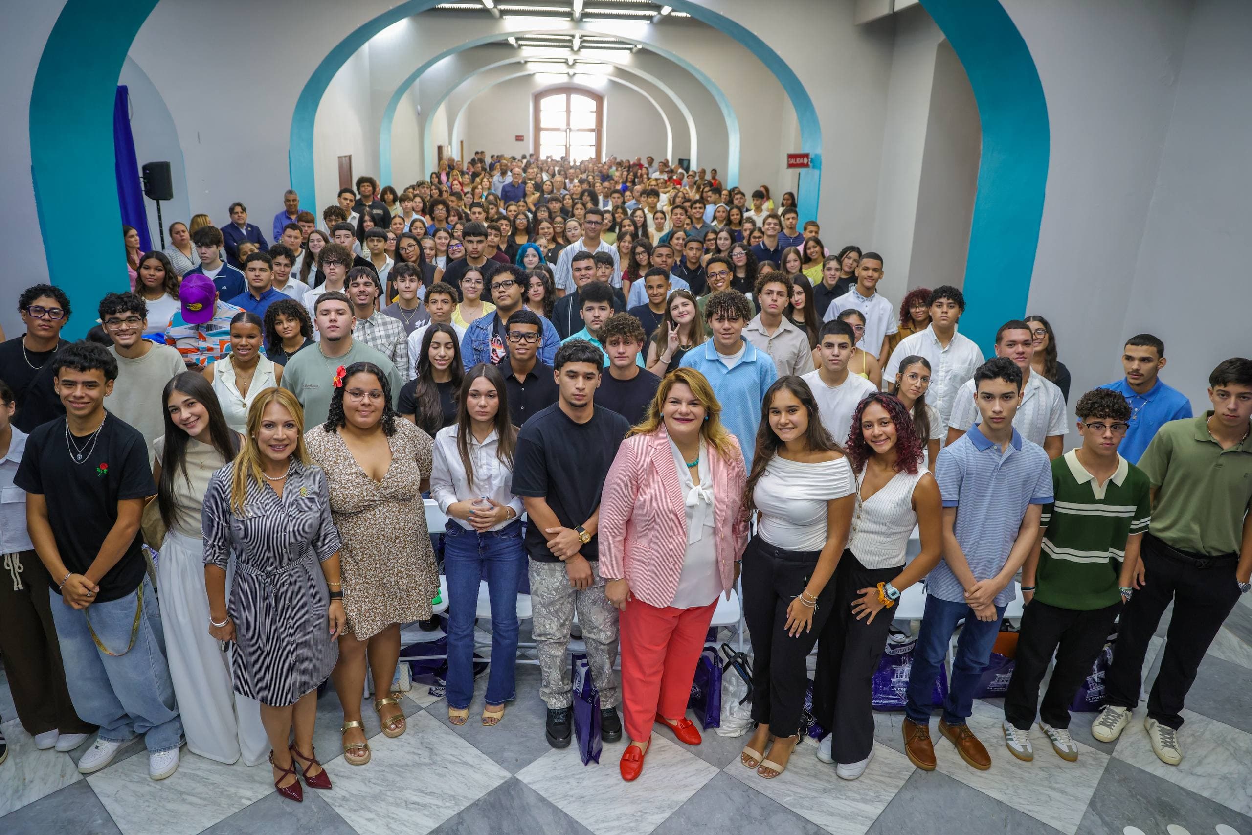 Gobernadora recibe a 205 estudiantes del Programa Ejecutivo de Empleo de Verano