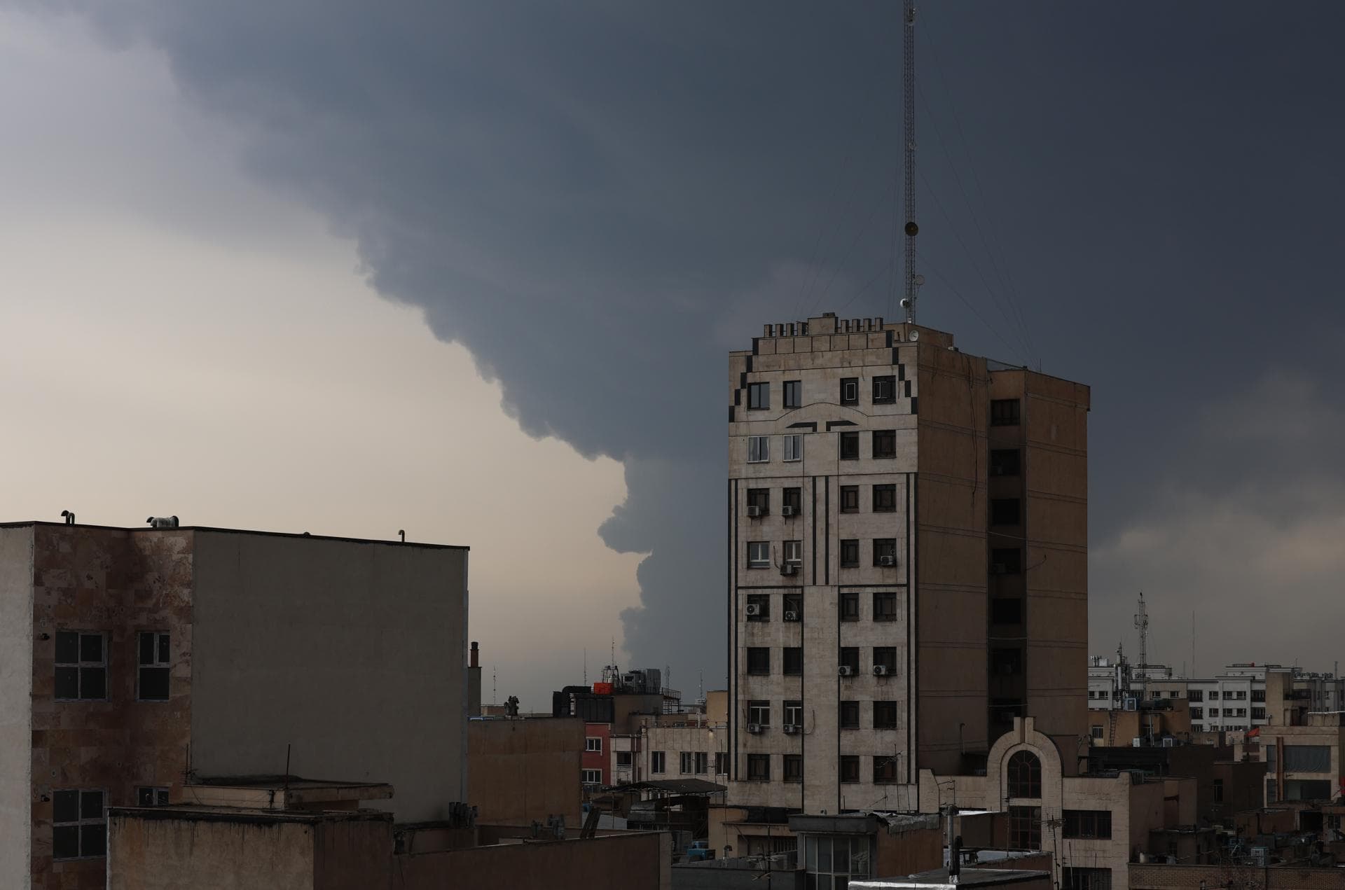 Teherán amanece envuelta en nubes tóxicas tras ataque israelíes a instalaciones petroleras