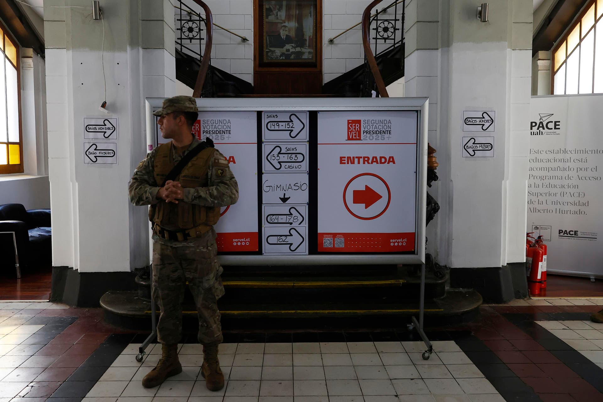 Abren los colegios electorales en Chile para el balotaje presidencial entre Jara y Kast