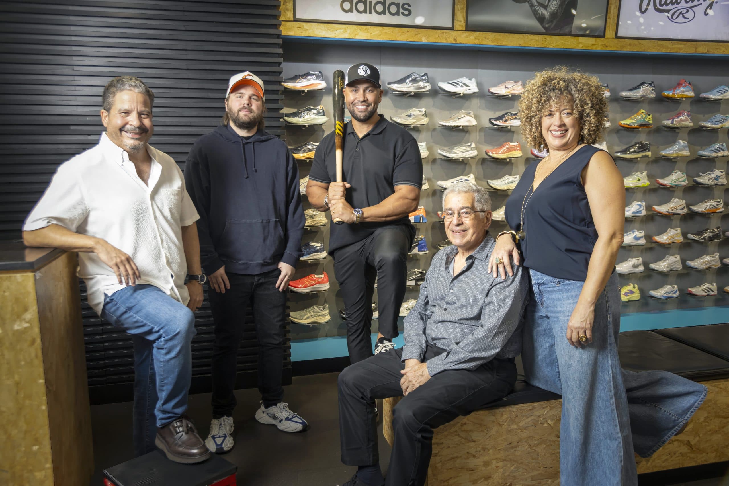 Carlos Beltrán y Noah Assad adquieren participación en Deportes Salvador Colom