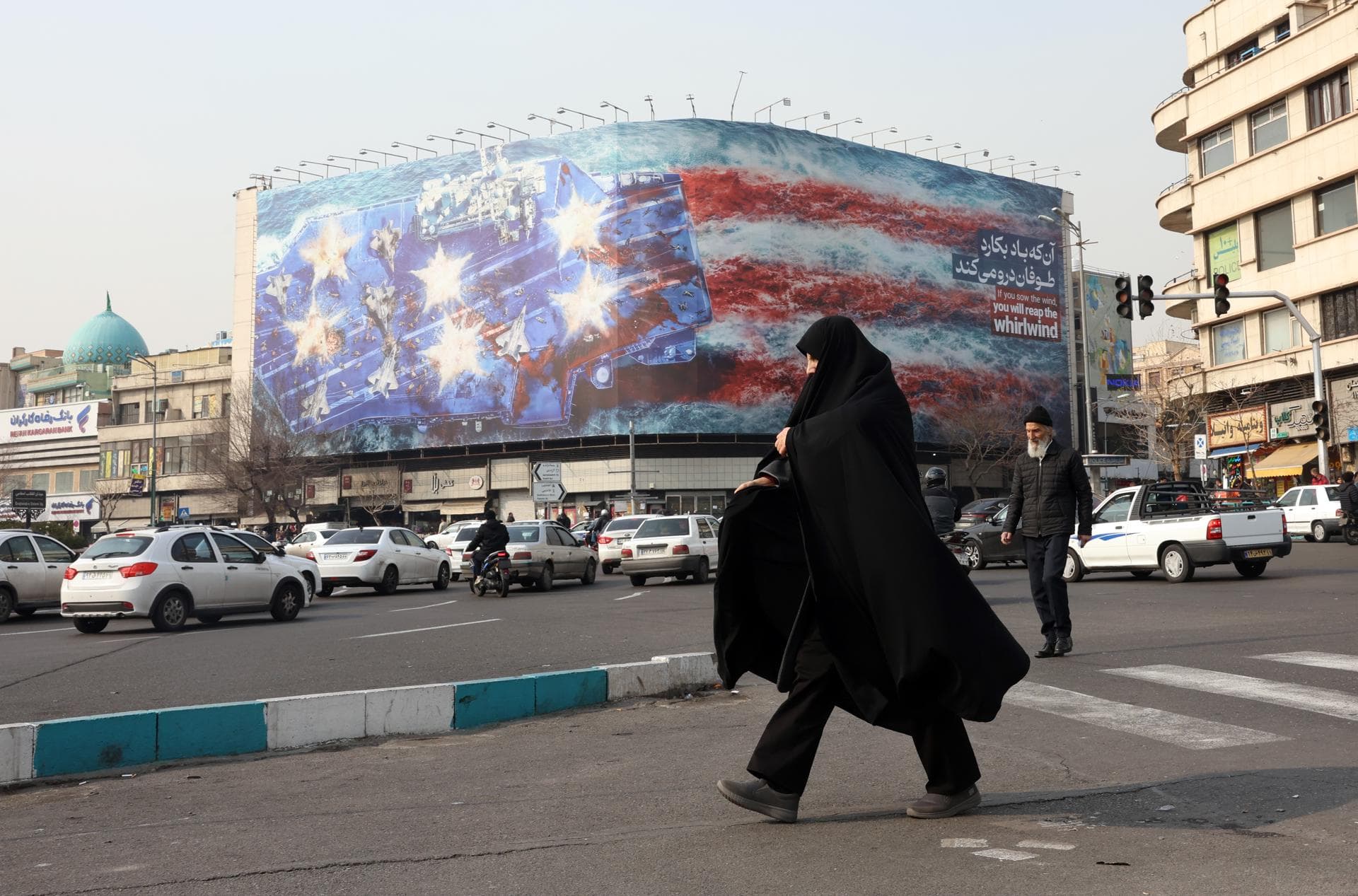 Irán instala un mural con un portaaviones de EE.UU. atacado en plena escalada de tensiones