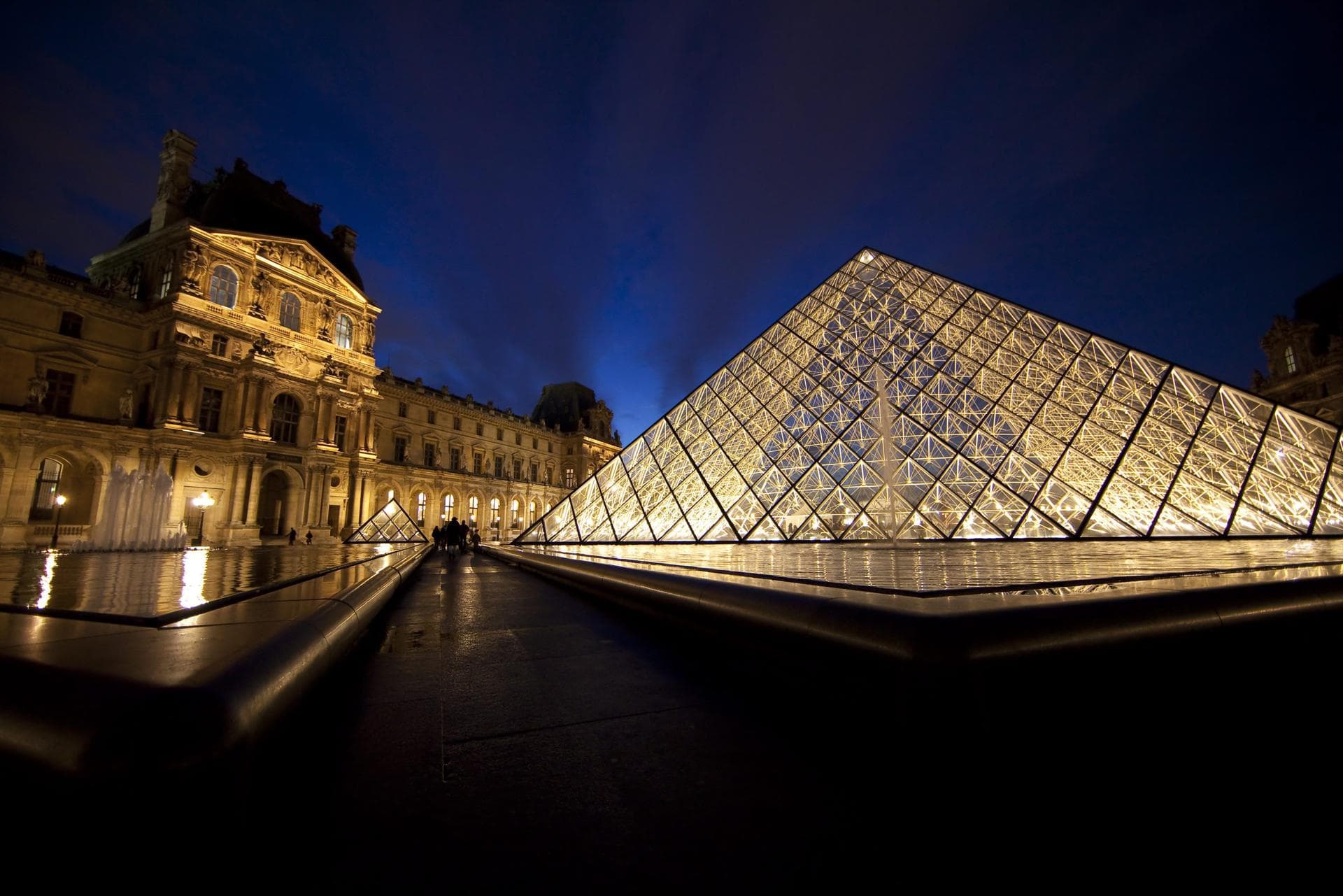 Atracan el museo del Louvre