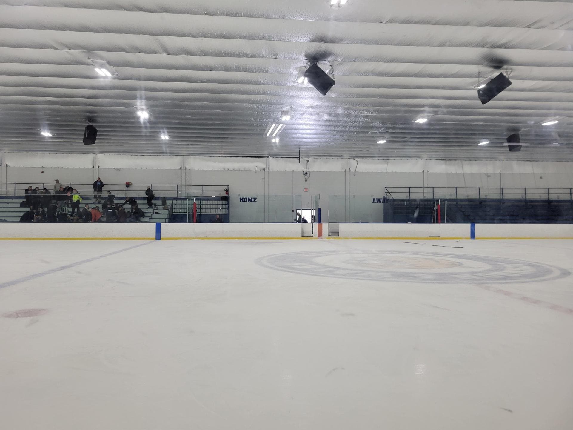 El autor del tiroteo en pista de hielo en Rhode Island mató a su hijo y exesposa