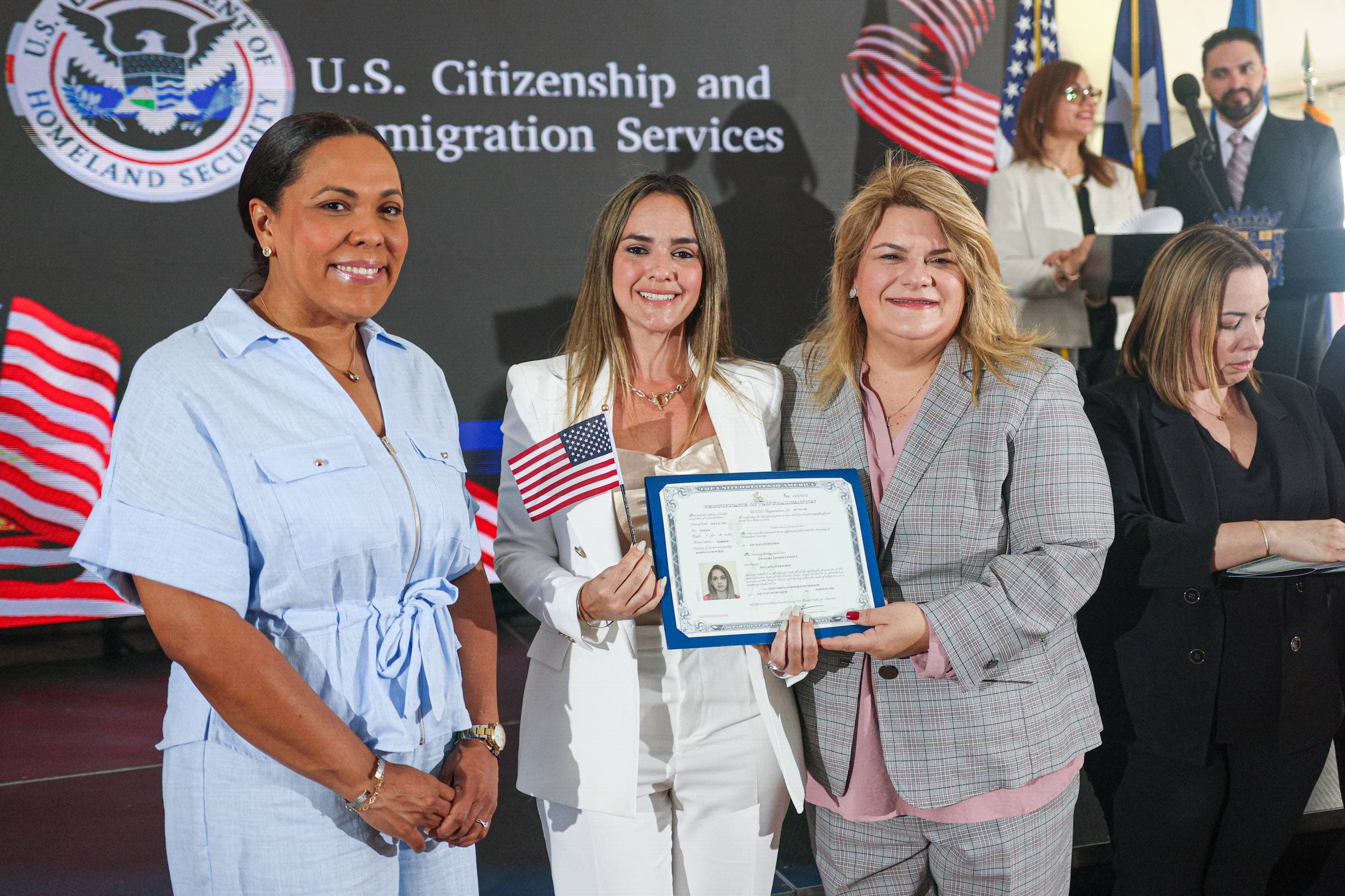 Gobernadora Jenniffer González Colón encabeza ceremonia en la que 24 personas obtienen la ciudadanía americana