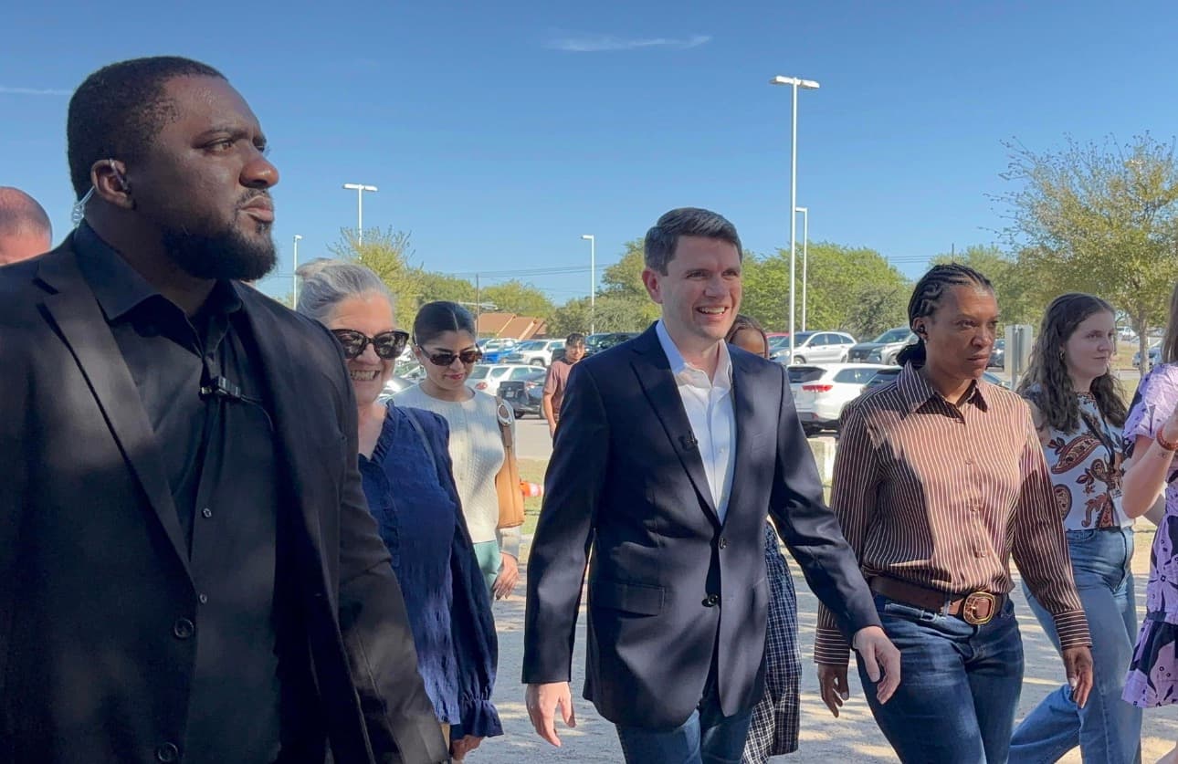 "Vamos a hacer historia": el candidato demócrata al Senado por Texas vota en Austin