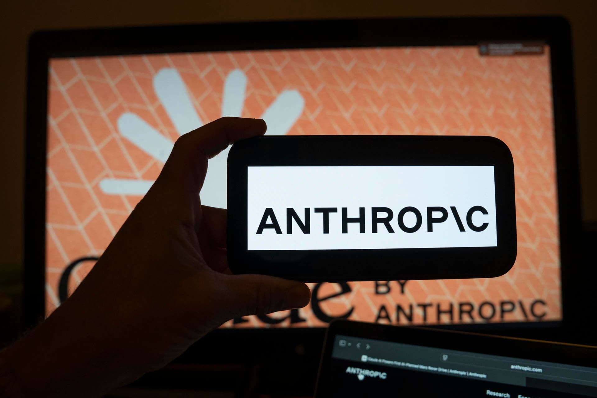 Dimite un ingeniero de Anthropic porque su compañía y OpenAI juegan "con nuestras vidas"