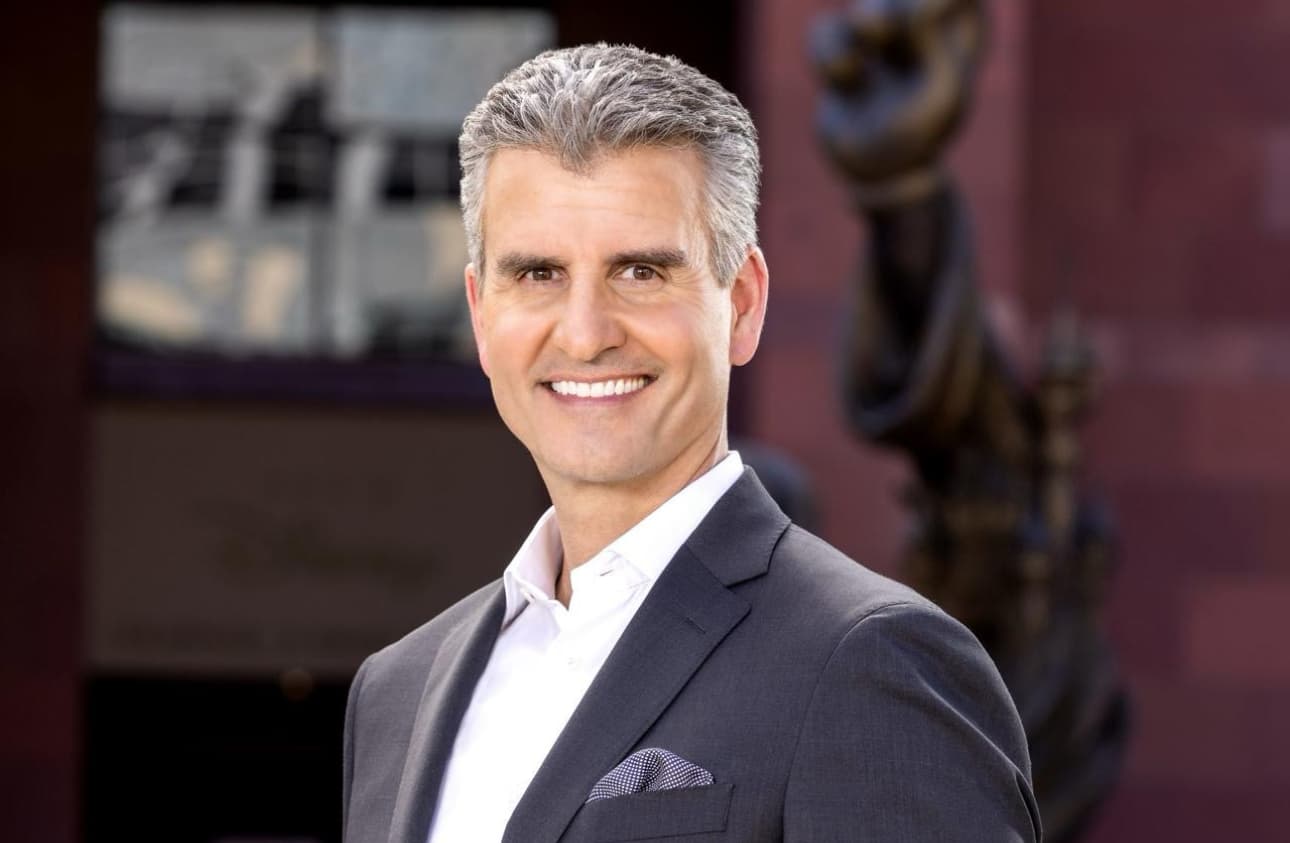 Josh D'Amaro sucederá a Bob Iger como director ejecutivo de Disney