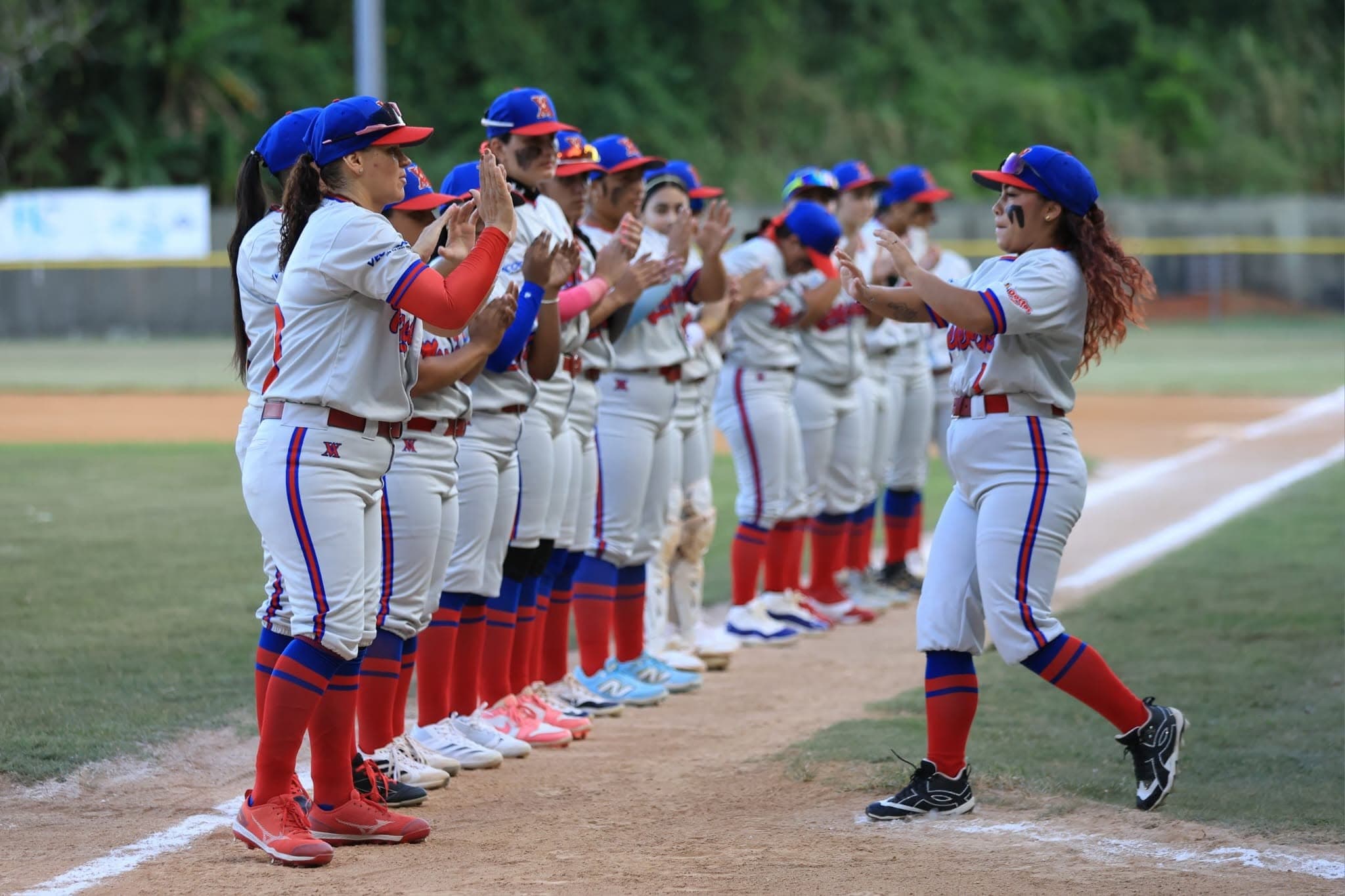 Maceteras de Vega Alta consiguen último boleto a la postemporada del Béisbol Femenino