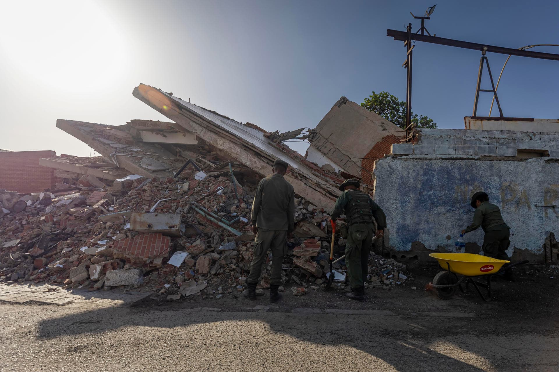 Aumentan a 4,930 los muertos por los terremotos del 24 junio en Venezuela