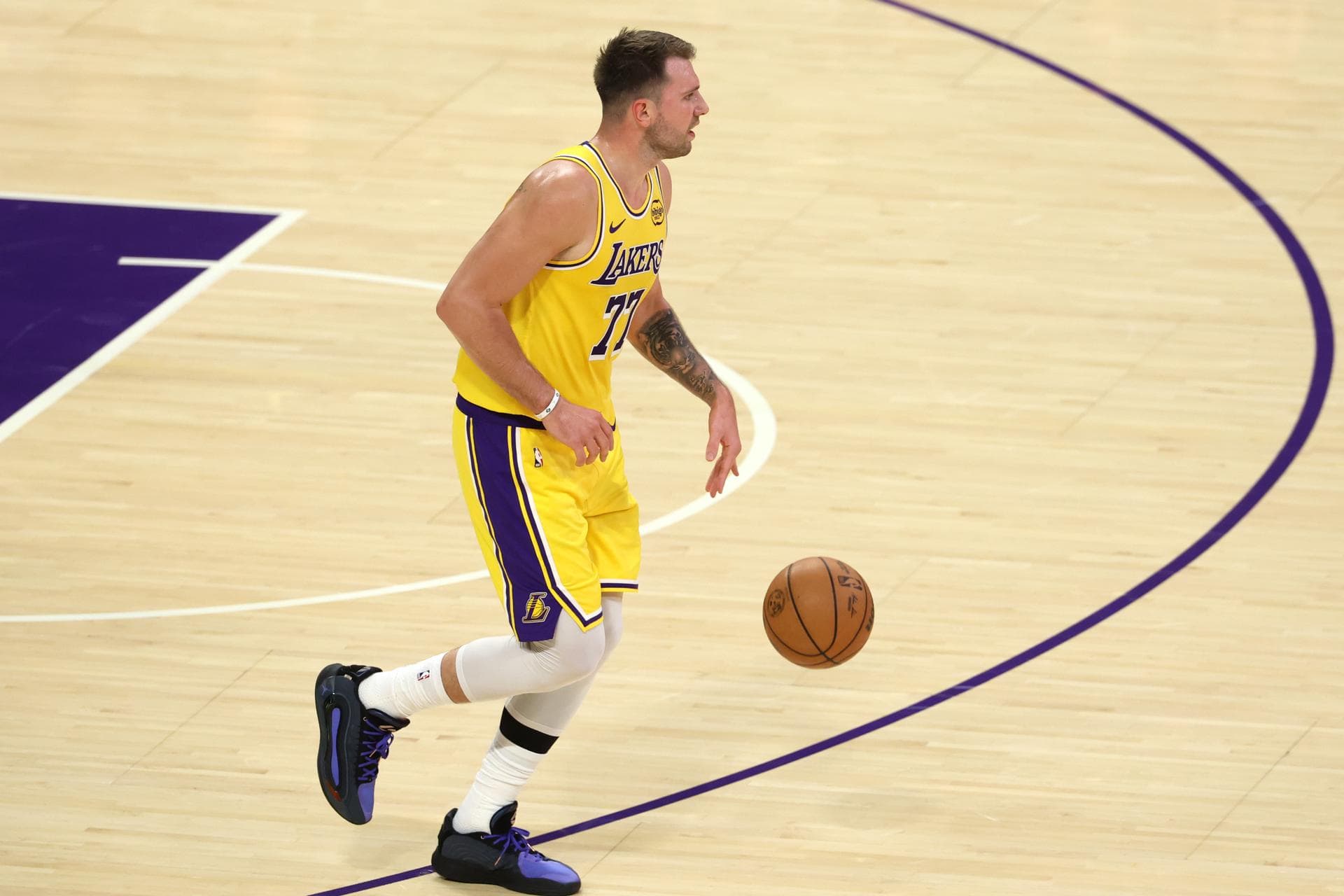 Doncic mete 52 puntos y supera a LeBron en partidos de más de 40 con los Lakers