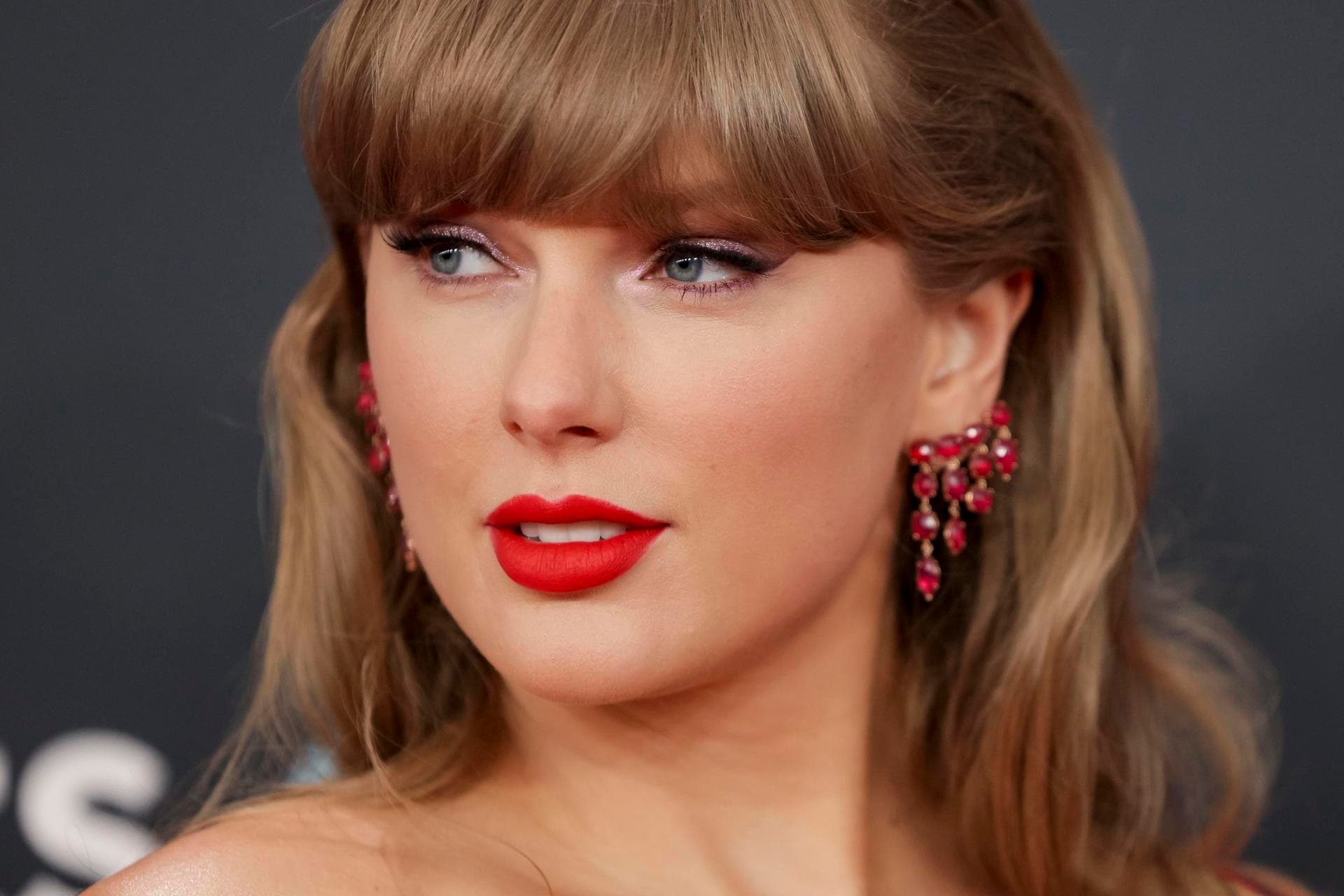 Taylor Swift sorprende en “Saturday Night Live” durante el monólogo de Dakota Johnson