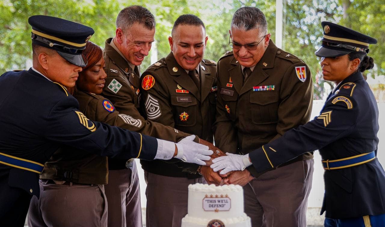 Celebran el Día de la bandera americana y el aniversario del ejército de los Estados Unidos