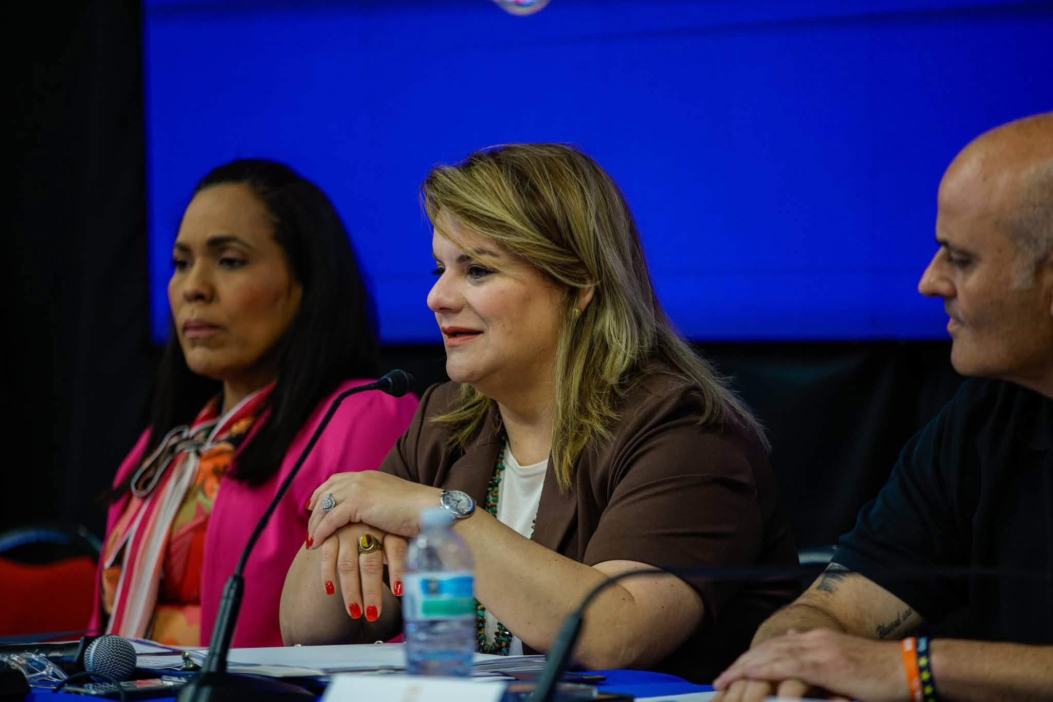 Gobernadora firma medidas para fortalecer los derechos de los abonados de energía eléctrica