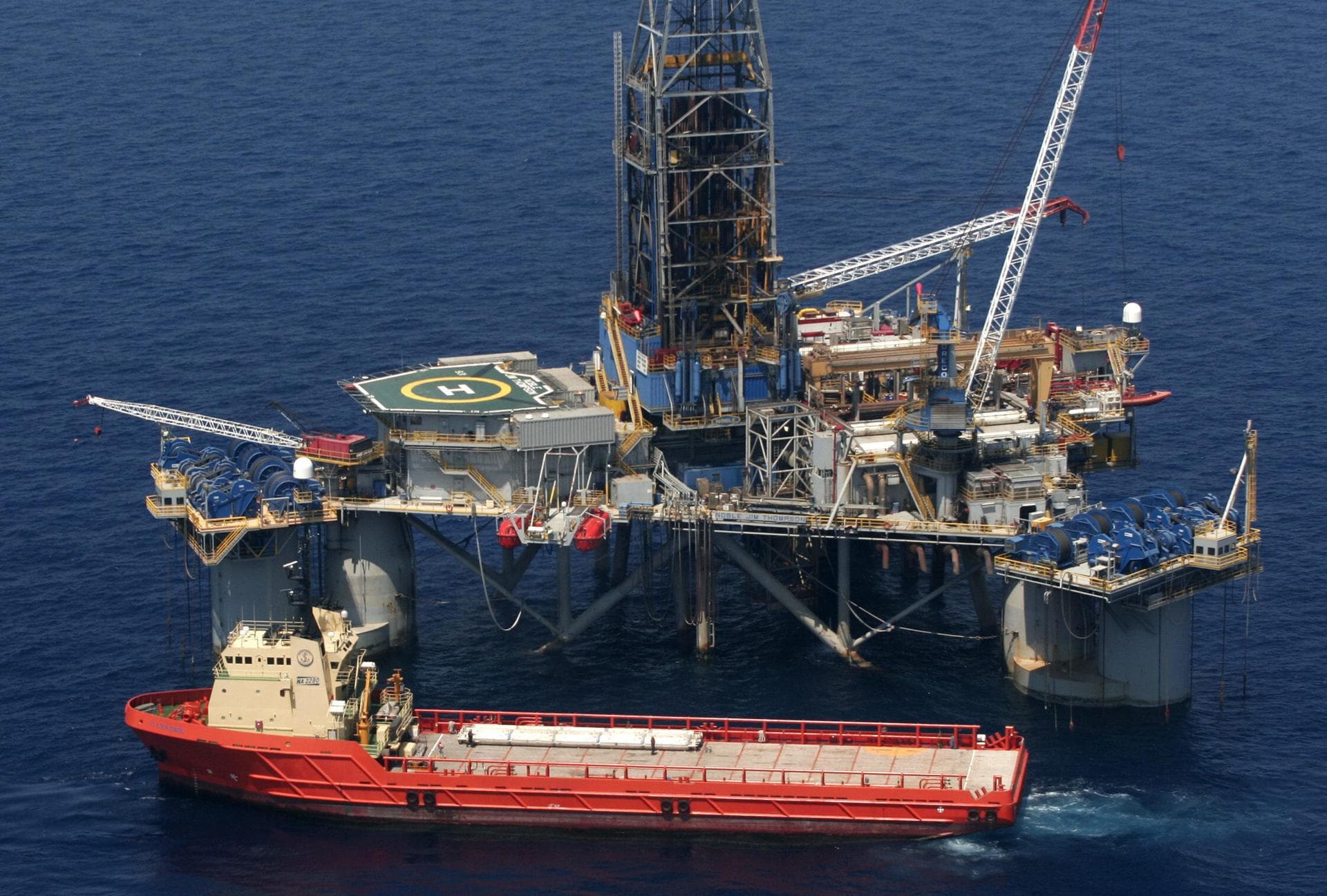 La gasolina cierra 2025 un 4 % más barata, en un escenario de tensiones geoestratégicas