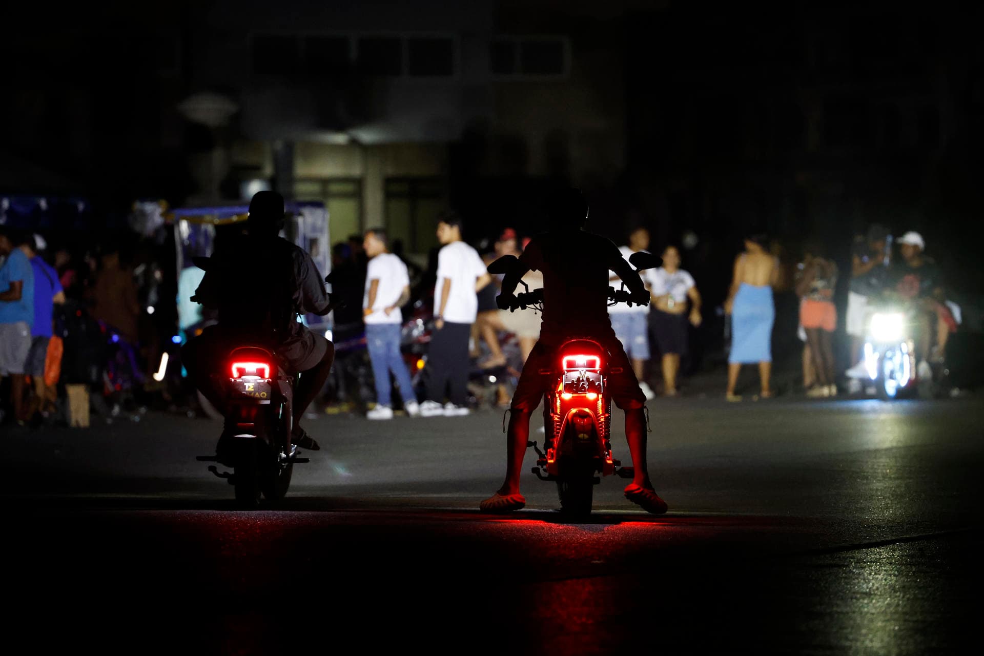 La mitad de Cuba se queda sin energía eléctrica tras caída parcial del sistema