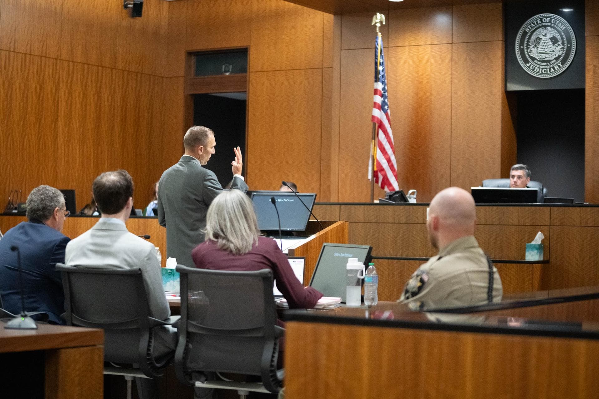 Juez de Utah ordena que Tyler Robinson vaya a juicio por el asesinato de Charlie Kirk