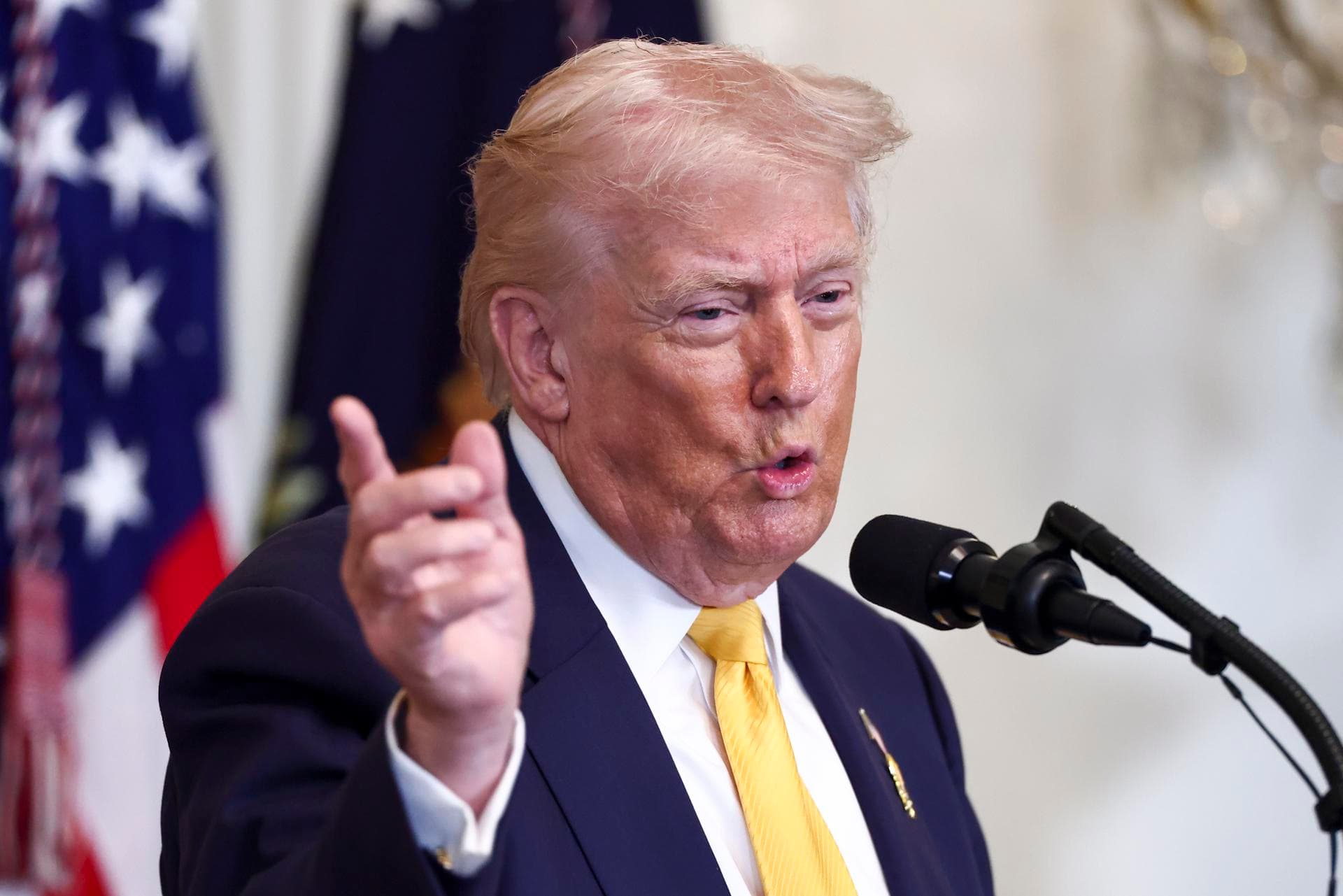 Trump evalúa posibles ataques a Irán, según CBS