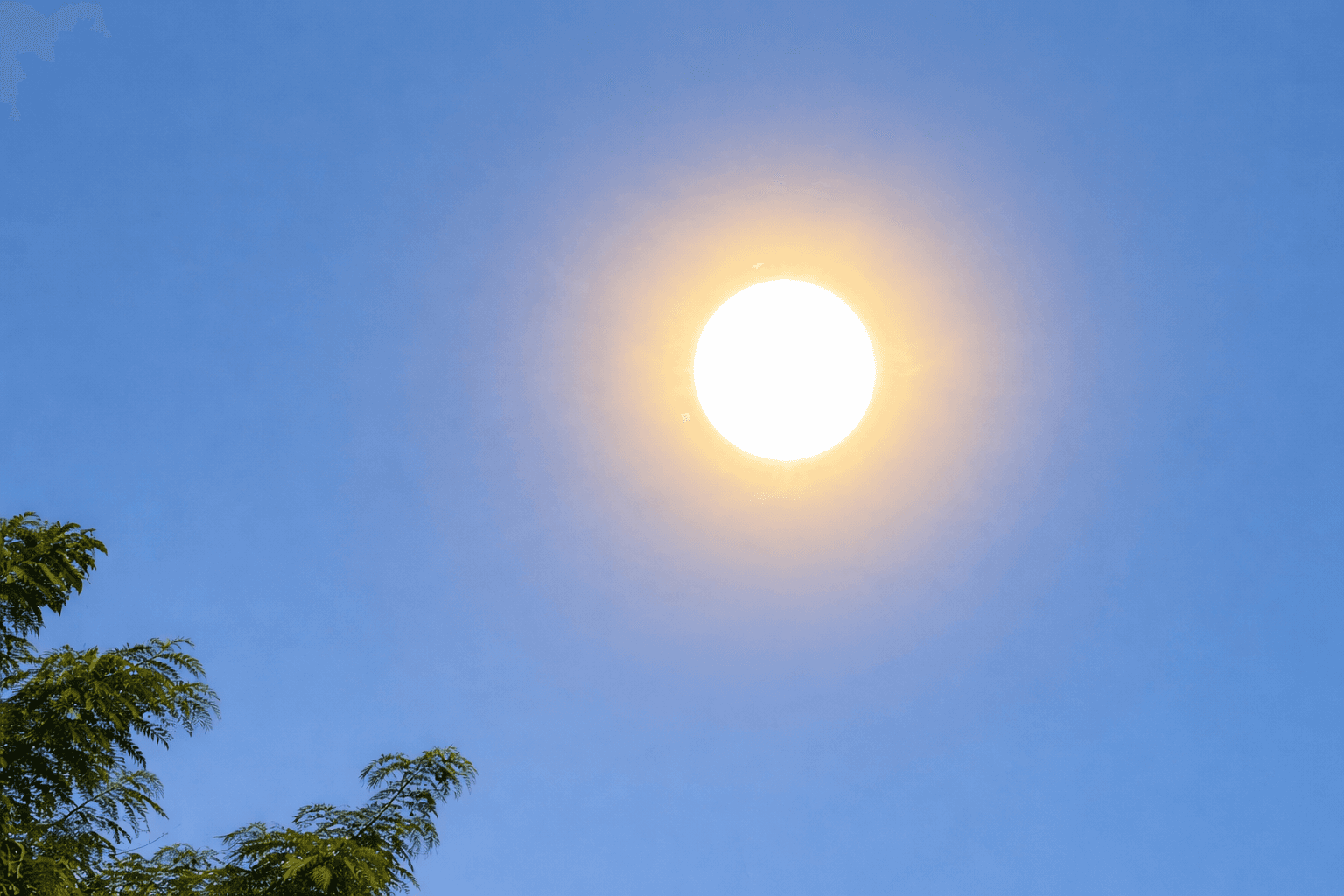 Aguaceros en la tarde y calor marcarán el patrón del tiempo este miércoles