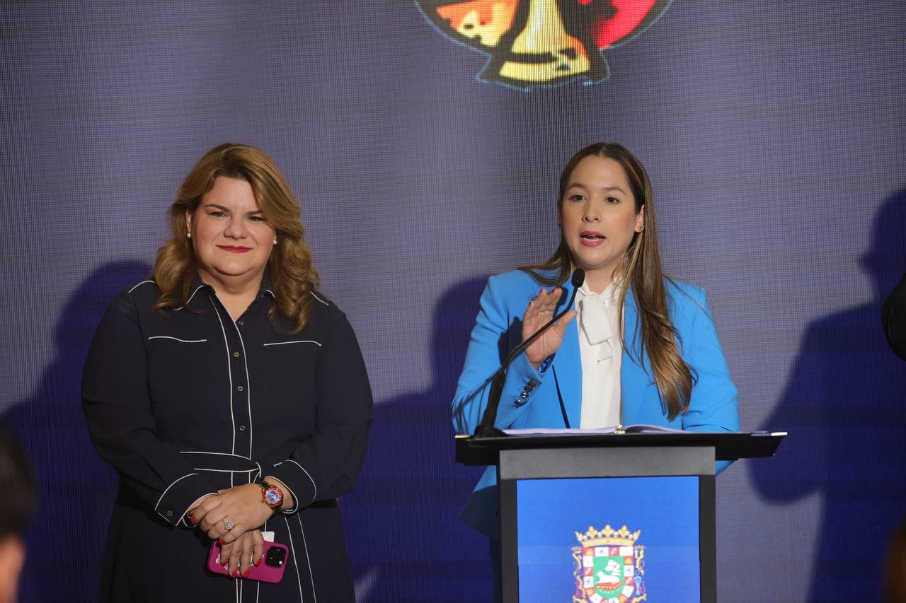 Gobernadora de Puerto Rico, Jenniffer González y la directora de Turismo, Willianette Robles.