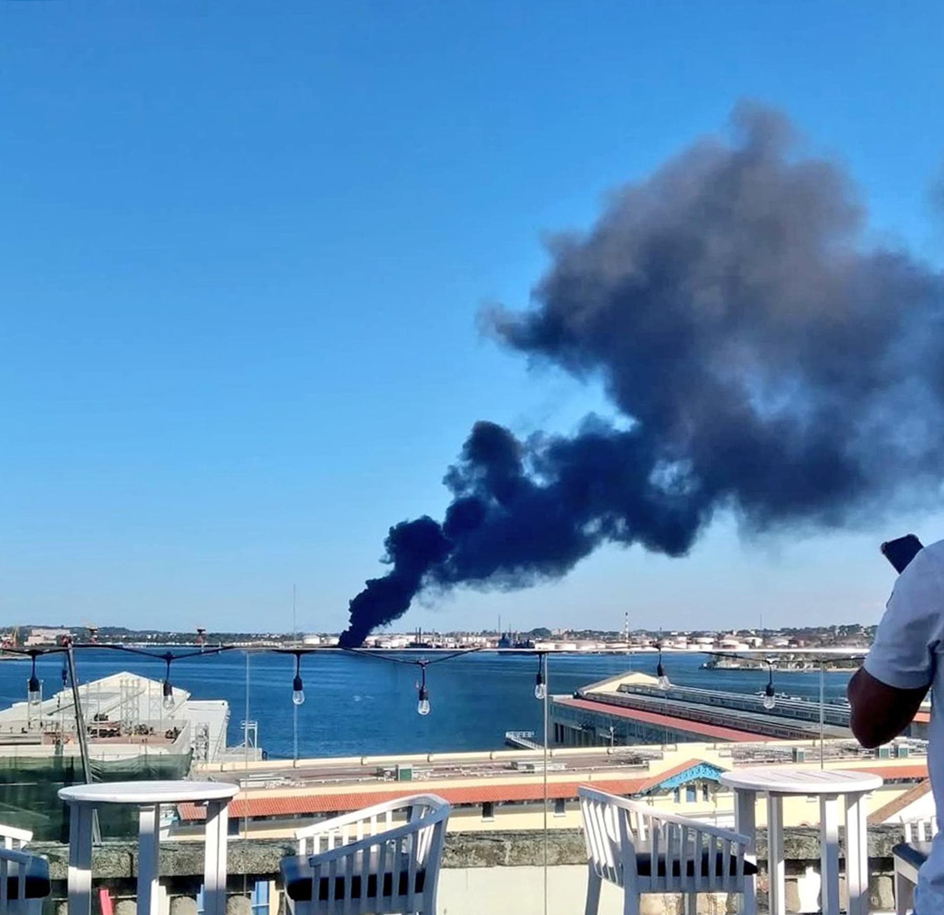 Se desata un incendio de gran magnitud en una refinería de La Habana