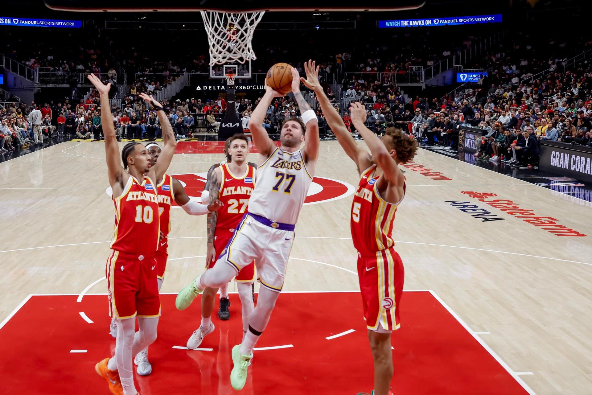 76ers y Spurs vuelan, Doncic se estrella en Atlanta y Jokic firma sexto triple doble