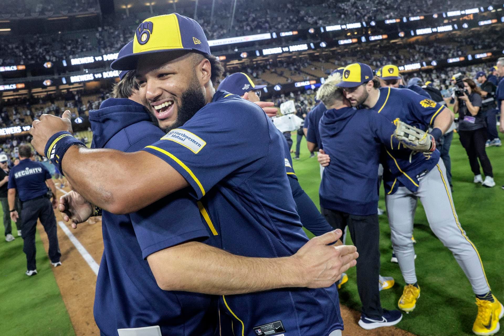 Los Cerveceros vienen de atrás, remontan y abren ventaja de 2-0 sobre Rays