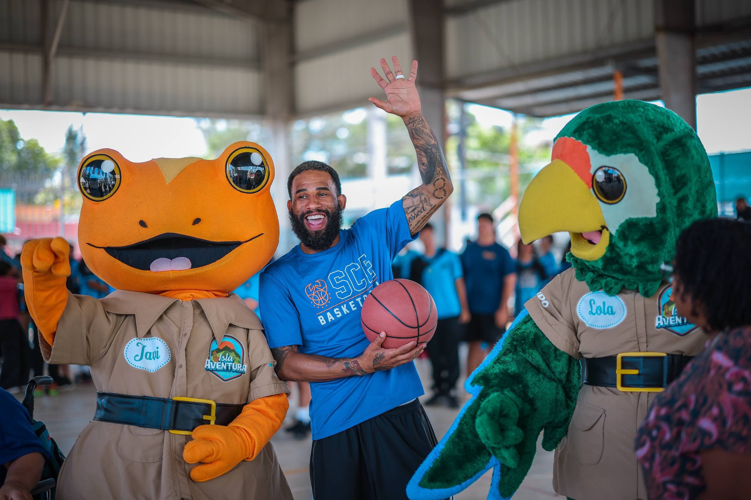 Turismo auspicia clínica de baloncesto para niños junto a los Cangrejeros de Santurce