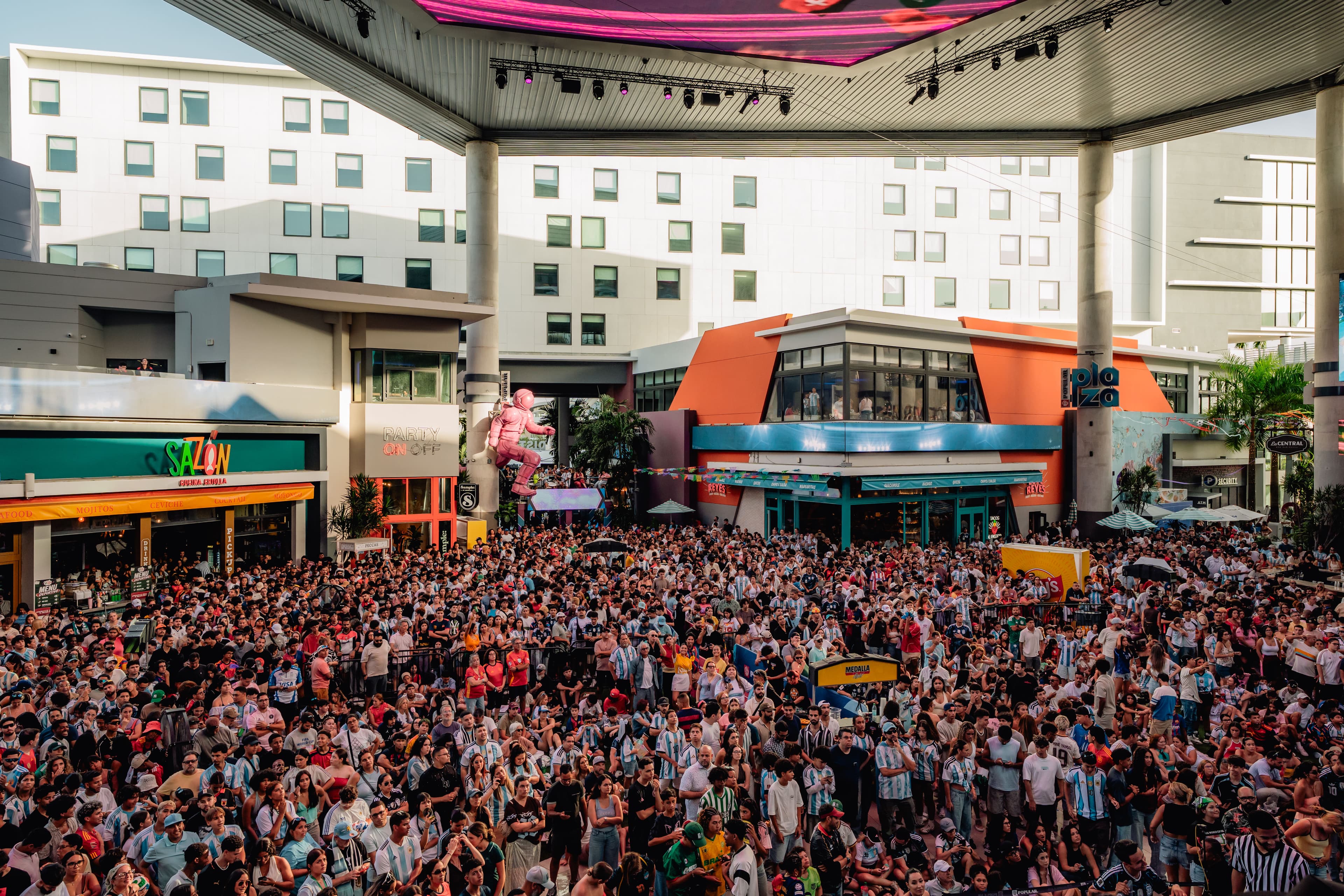 Más de 4,000 fanáticos convierten a DISTRITO T-Mobile en una fiesta durante la final del Mundial