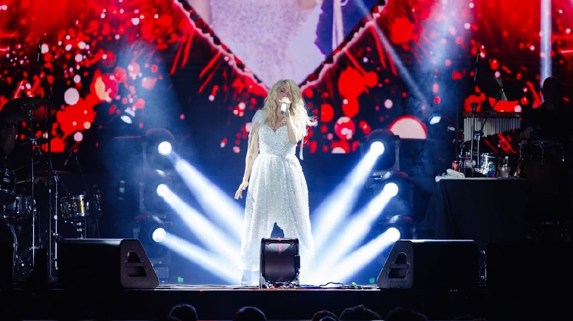 Yuri resplandece con su “ICÓNICA TOUR”