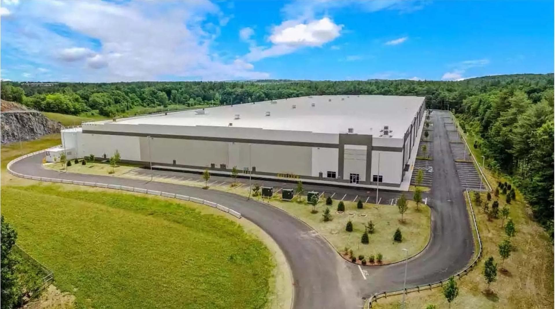 Ciudades de EE.UU. repudian millonario plan de adaptar almacenes en centros migratorios