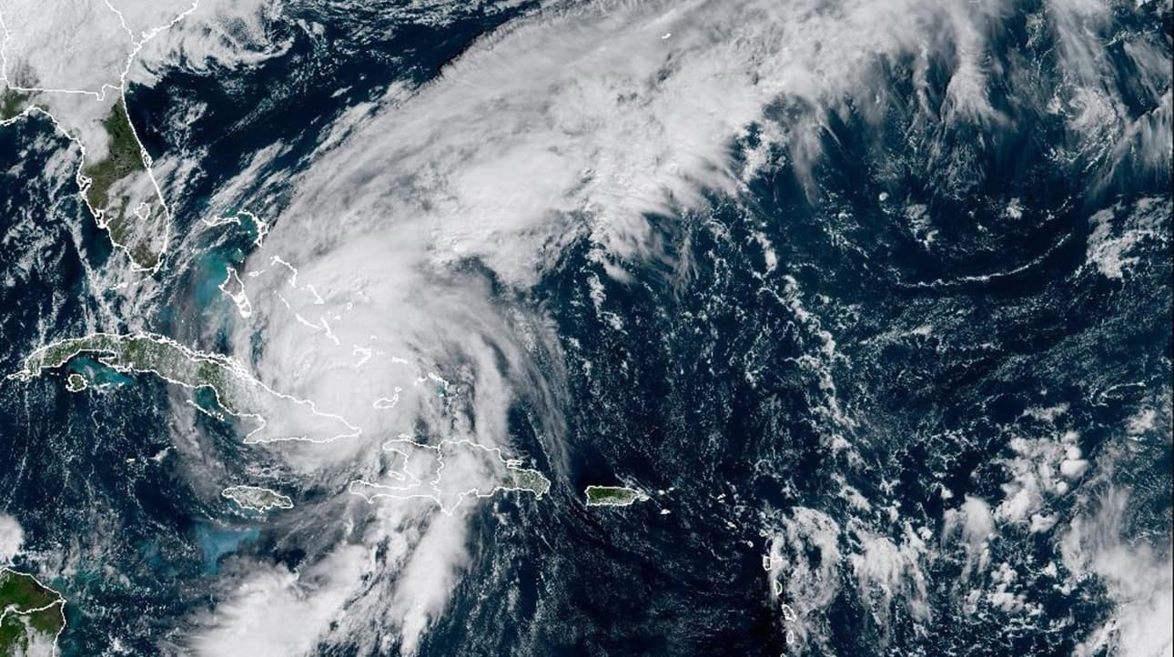 El huracán Melissa decrece a categoría 1 mientras se acerca a Las Bahamas