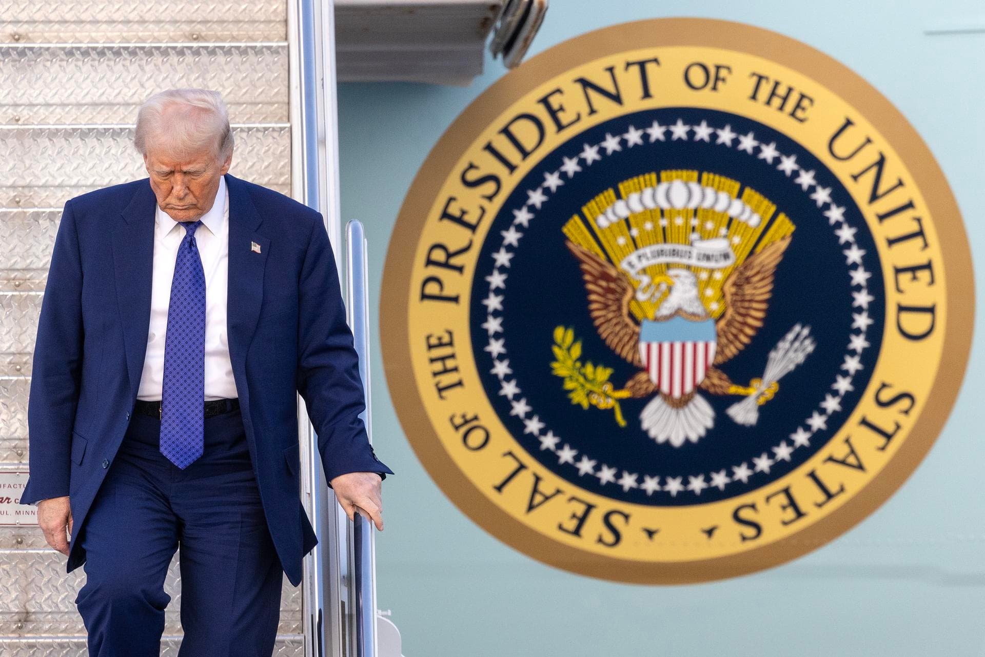 Trump vuela en el antiguo Air Force One en lugar del nuevo avión catarí