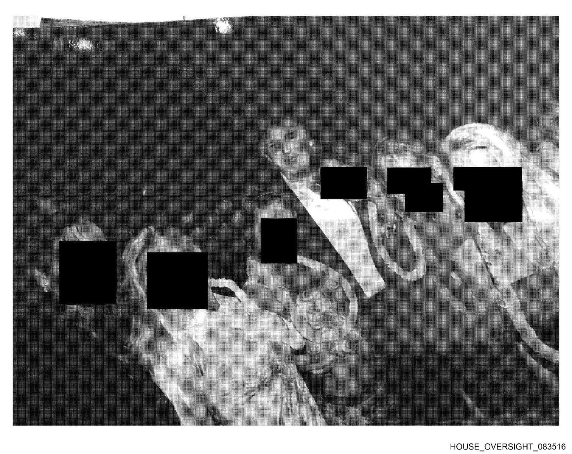 Demócratas publican fotos de Trump rodeado de mujeres en la mansión de Epstein