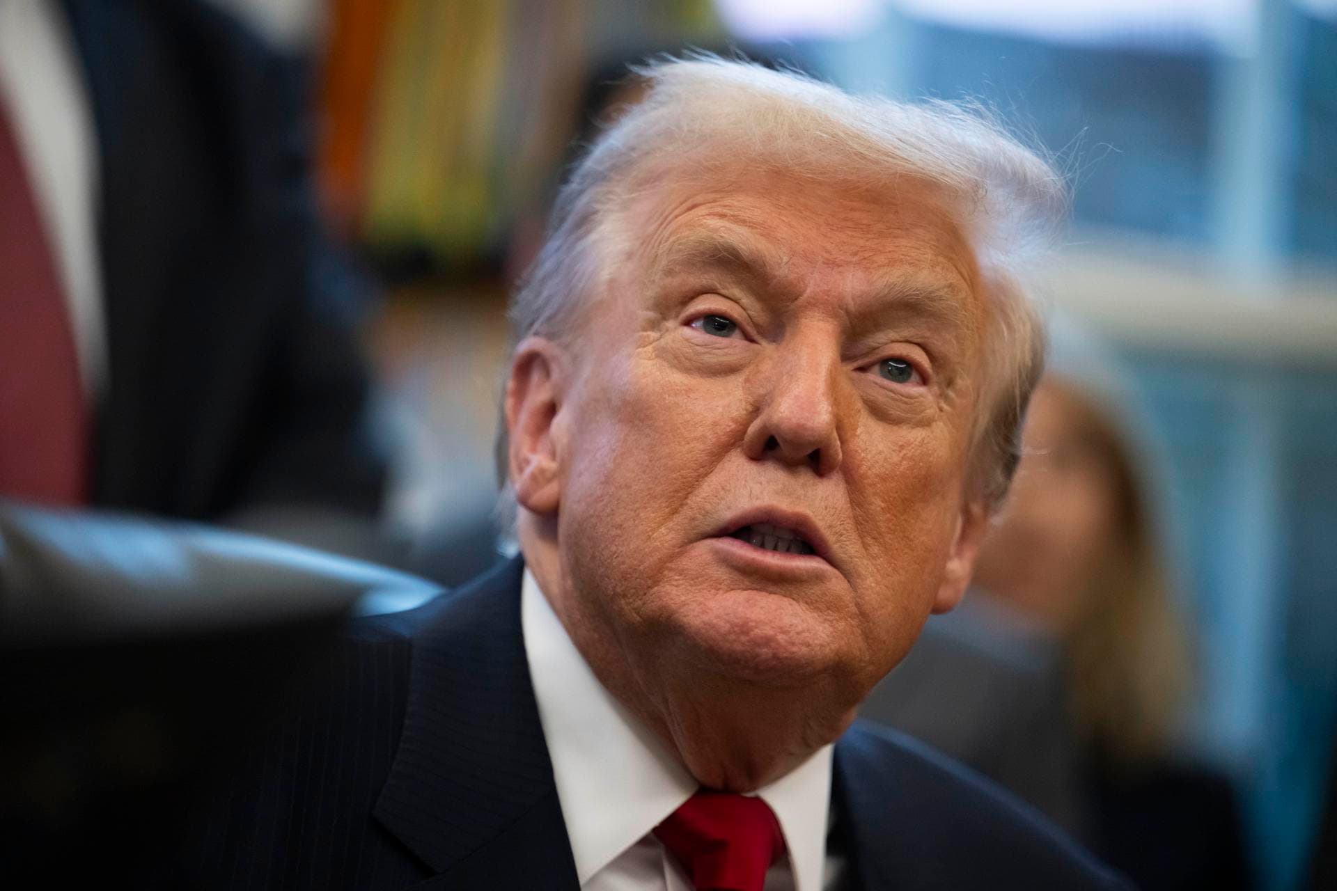 Trump firma ley que obliga la publicación de los archivos Epstein