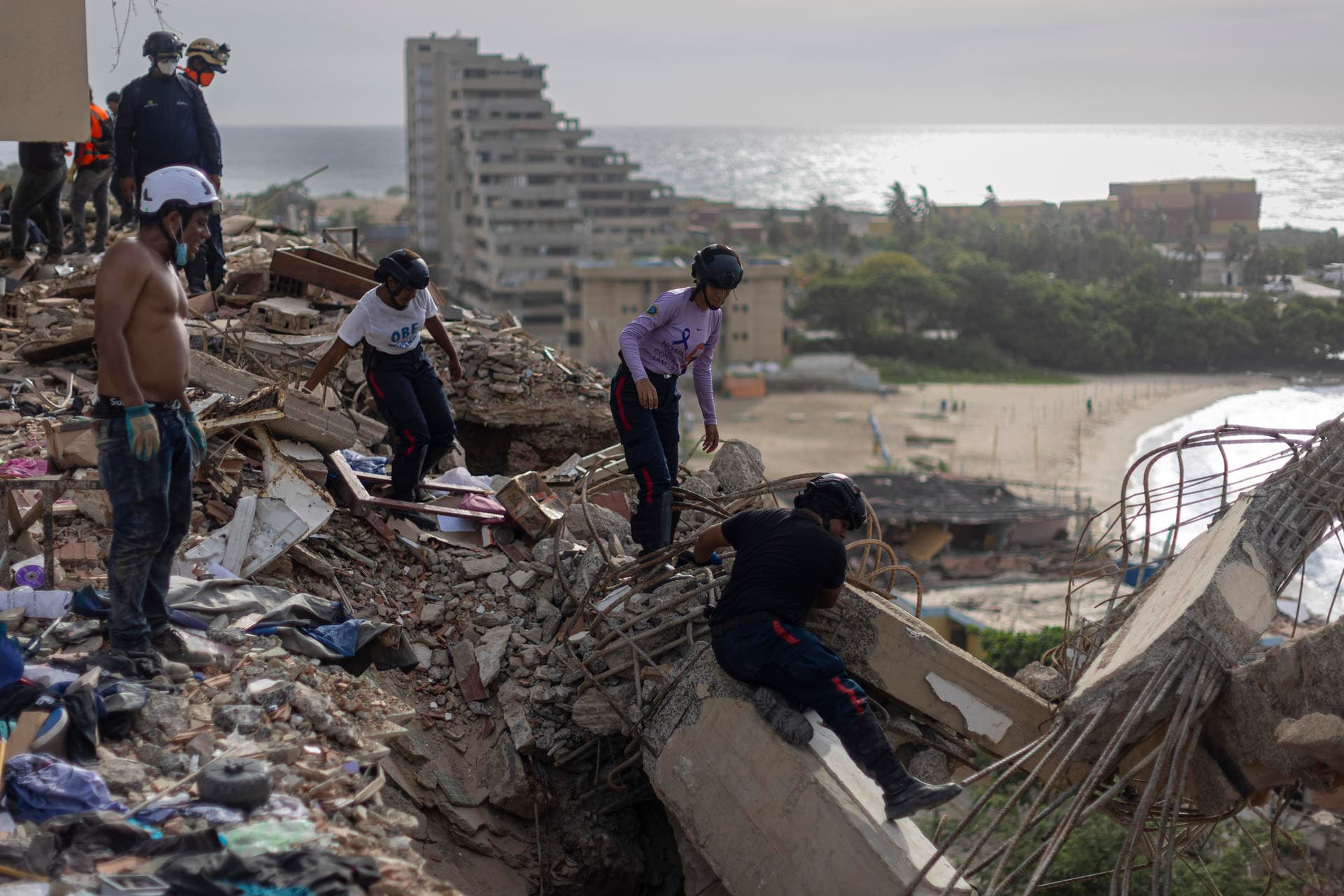 Suben a 3,811 los muertos por los terremotos en Venezuela