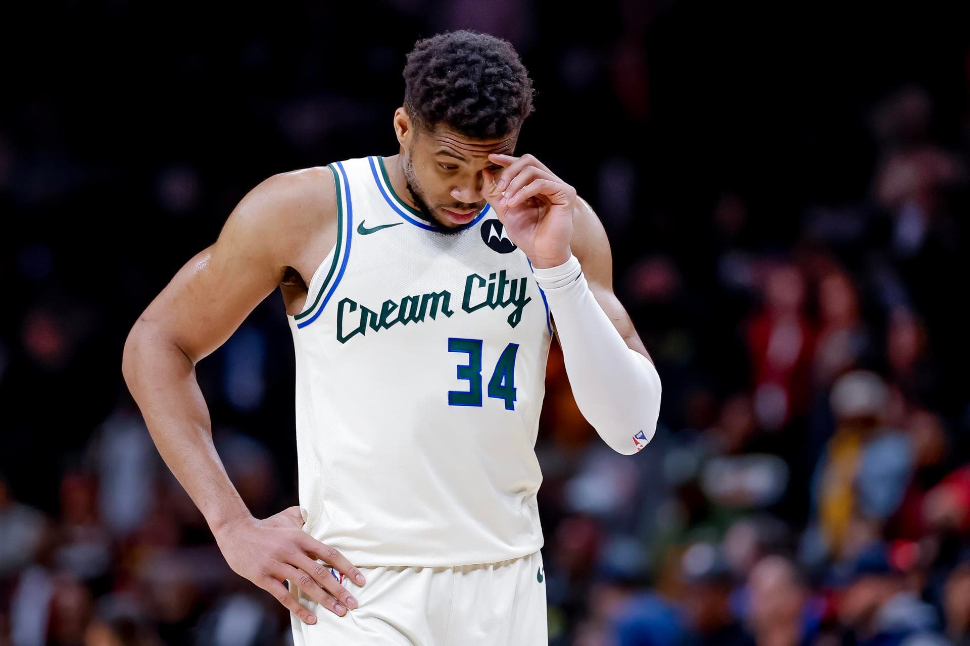 Antetokounmpo estima entre 4 y 6 semanas de baja tras retirarse ante los Nuggets