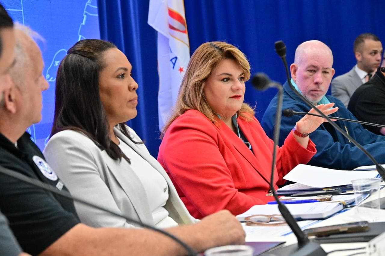 Gobernadora activa la Guardia Nacional para apoyar labores de extinción de fuego forestal en Cayey