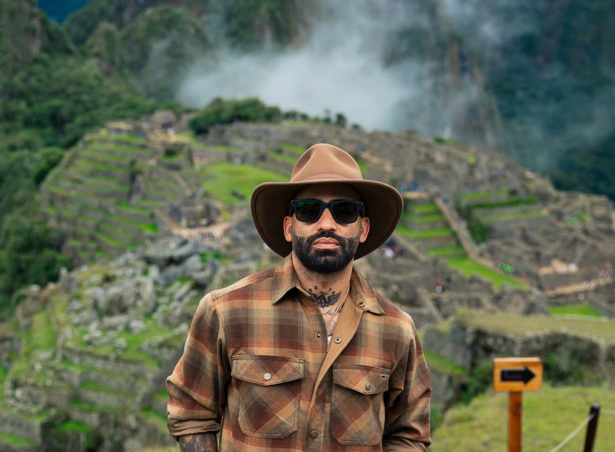 Arcángel continúa su recorrido por las 7 maravillas del mundo y reflexiona desde Machu Picchu