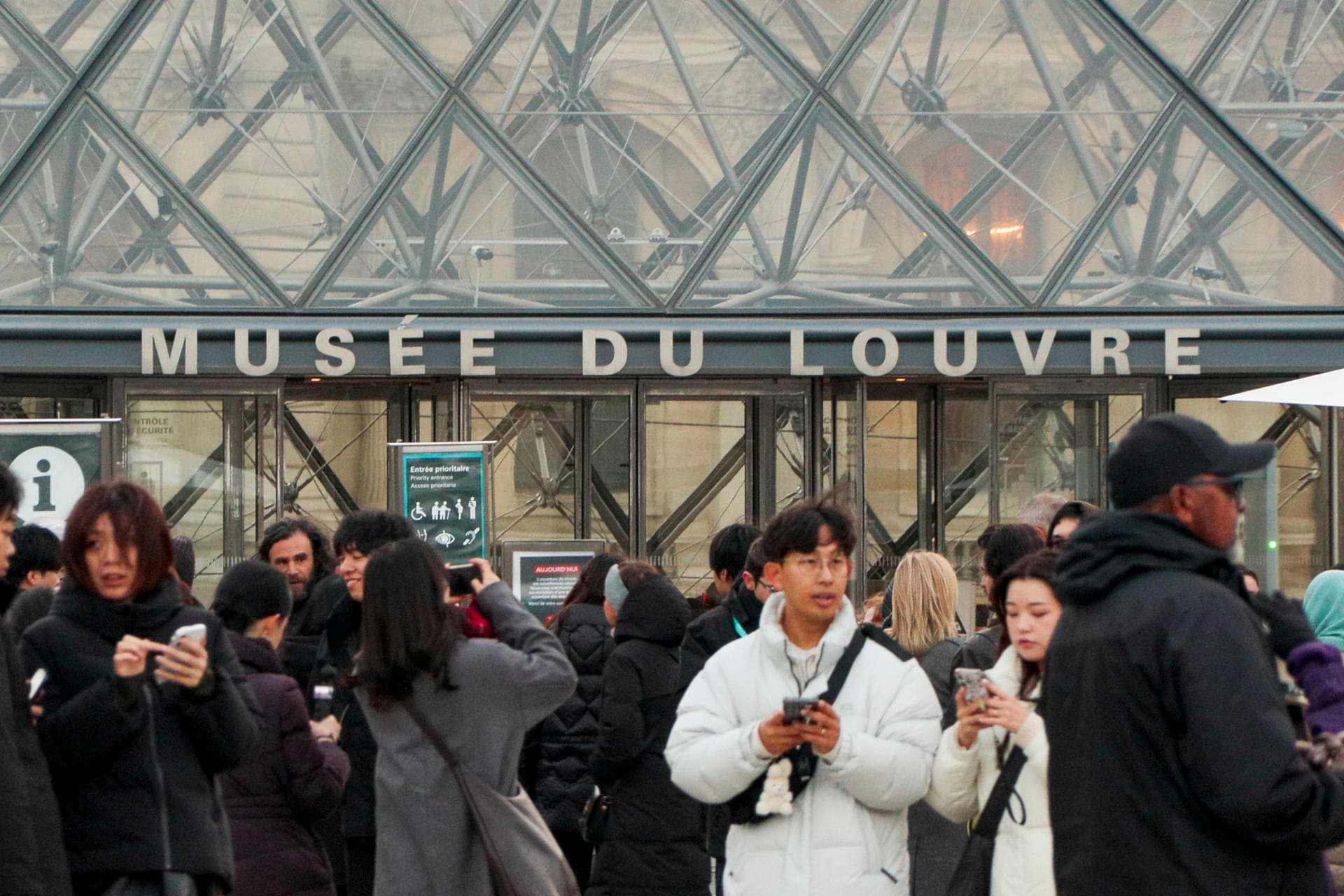 Los trabajadores del Louvre votan "por unanimidad" mantener la huelga