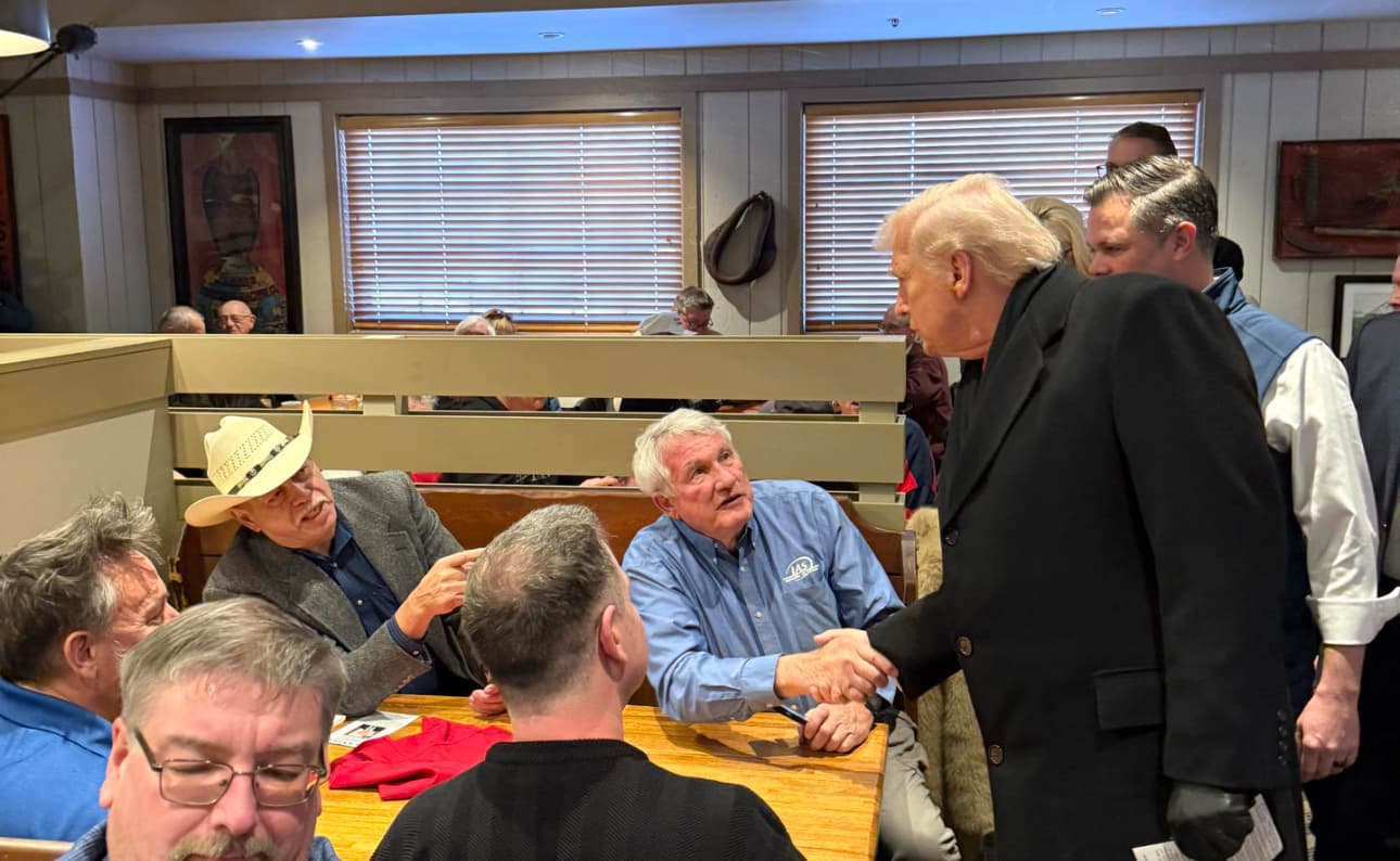 Trump asegura que Cuba "está a punto de caer" porque ya no recibe petróleo de Venezuela