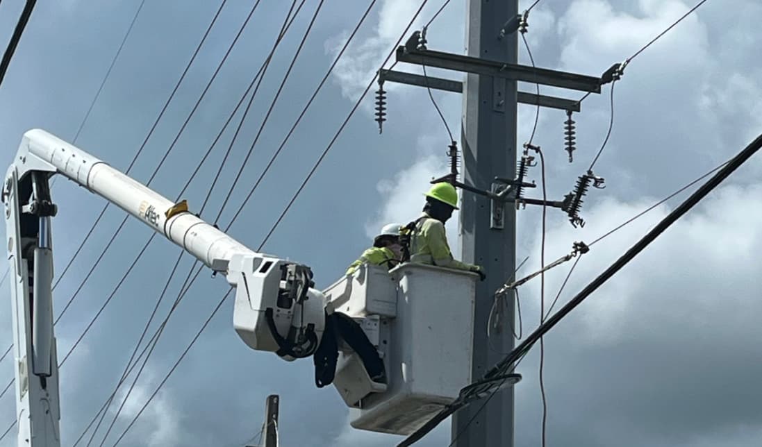 Mal tiempo deja a más de 46,000 clientes sin servicio eléctrico