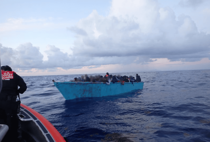 Rescatan a 61 migrantes de embarcación que se hundía frente a República Dominicana