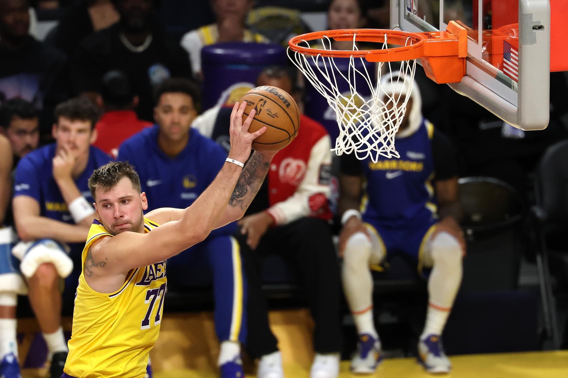 Doncic lidera a los Lakers contra los Nets