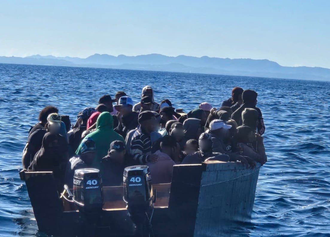 Arrestan a 2 capitanes por viaje marítimo con 64 migrantes