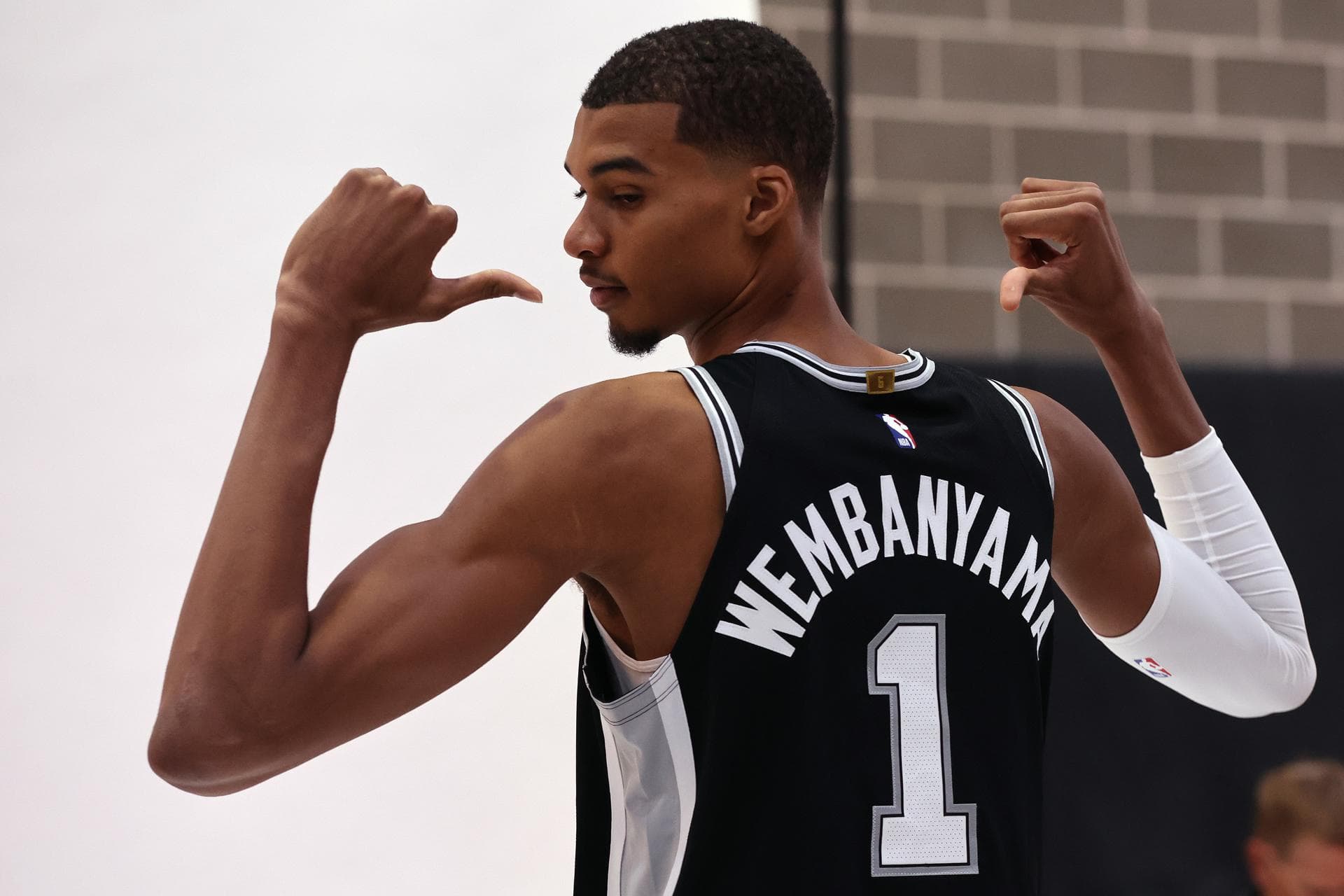 Wembanyama y Giannis, mejores jugadores de la primera semana de la NBA