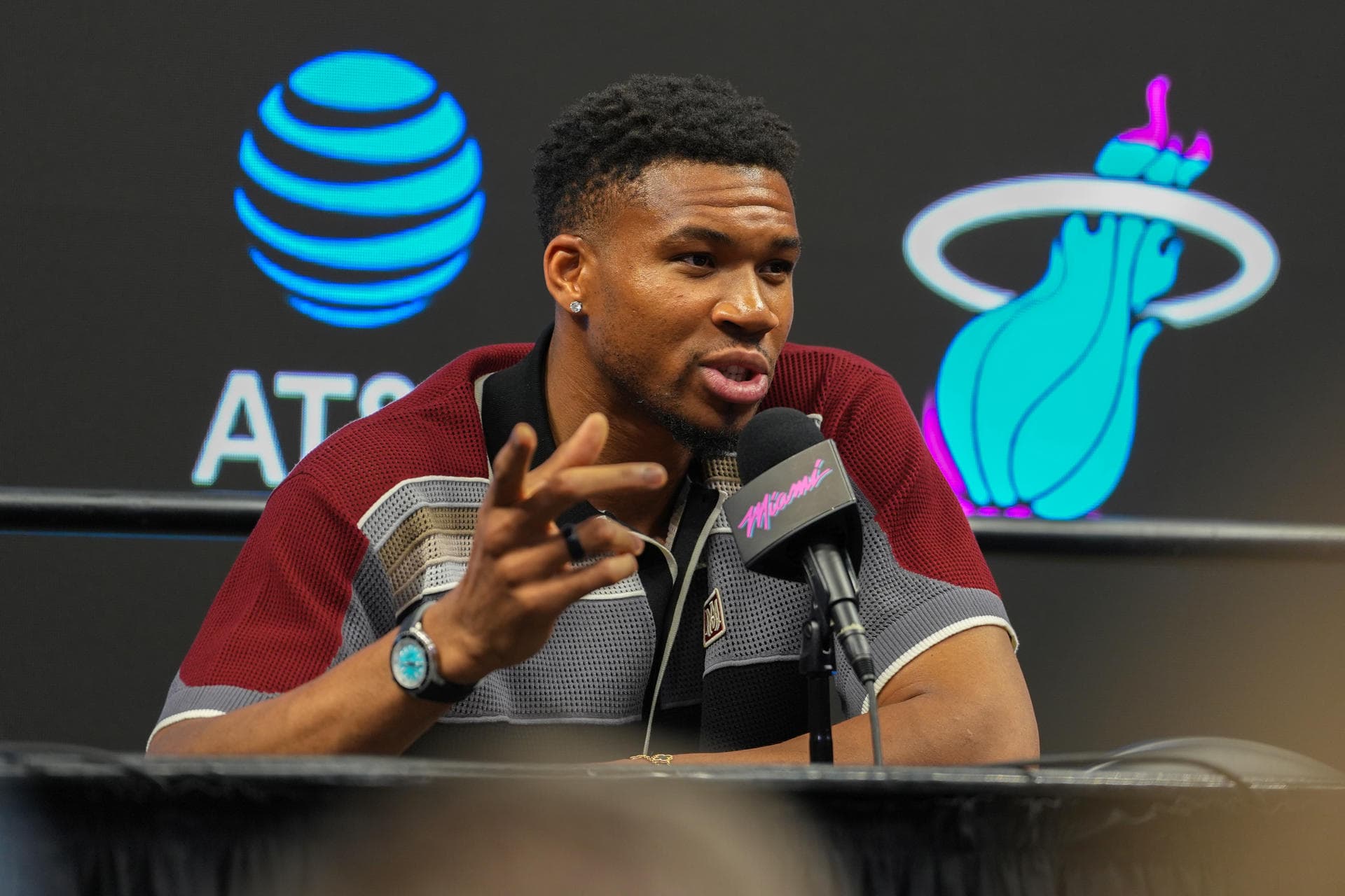 Los Miami Heat presentan a Antetokounmpo y confían en reunirlo con LeBron James