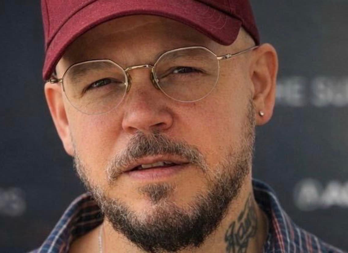 Cantante de izquierda debutará como director con la película Porto Rico protagonizada por Bad Bunny