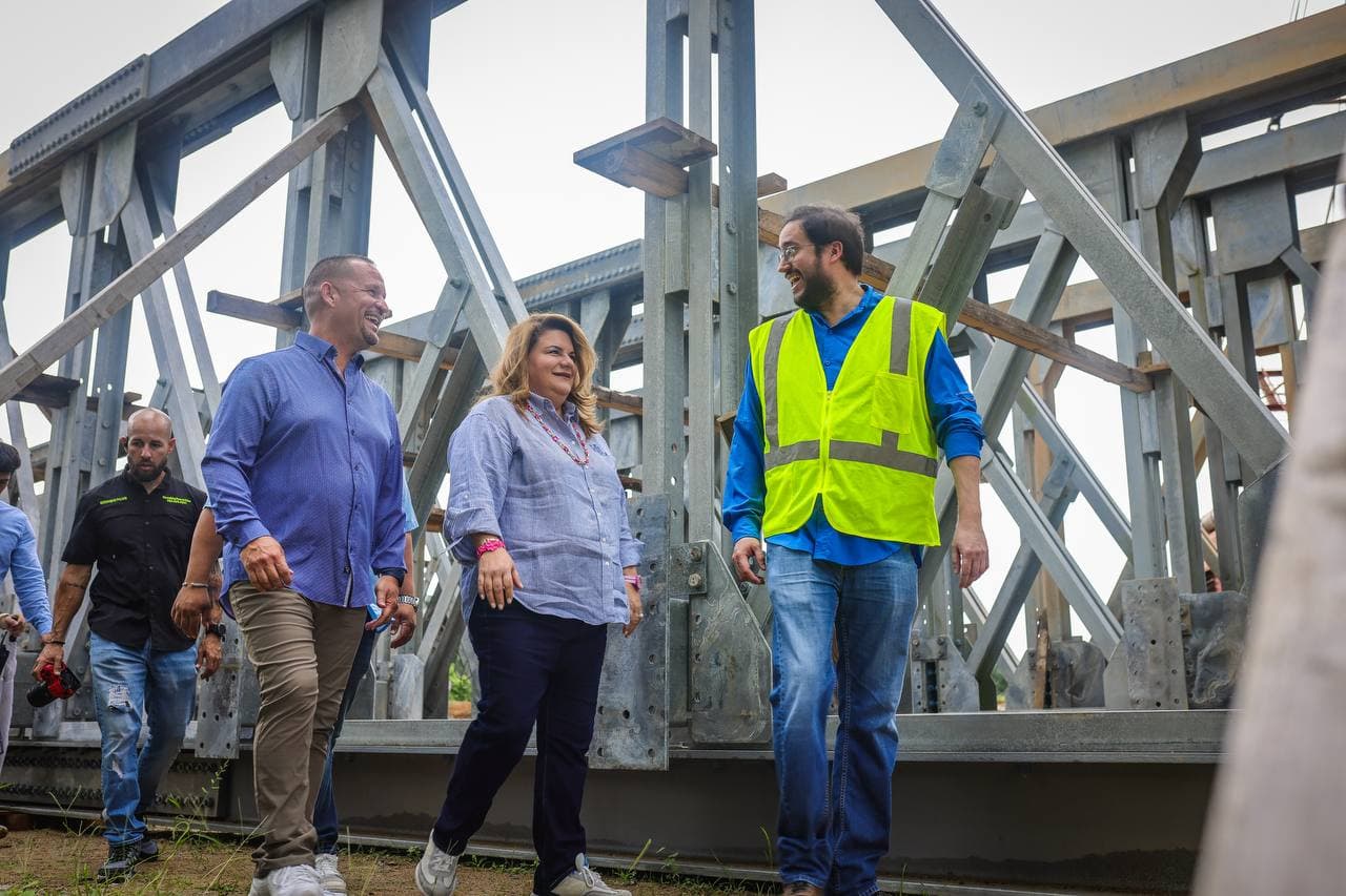 Avanzan trabajos de revitalización del casco urbano e instalación de puente en Utuado